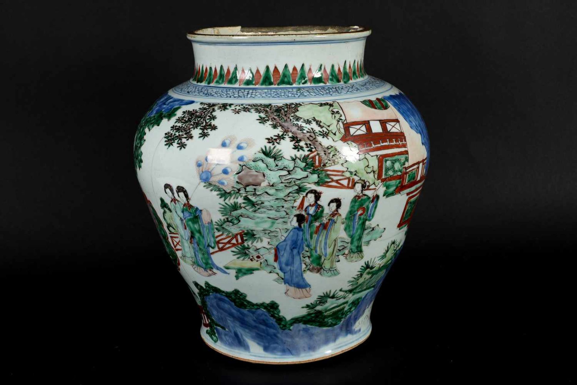 A Wucai porcelain lidded jar, decorated with a court scene. The cover with little boys and grip in - Bild 11 aus 15