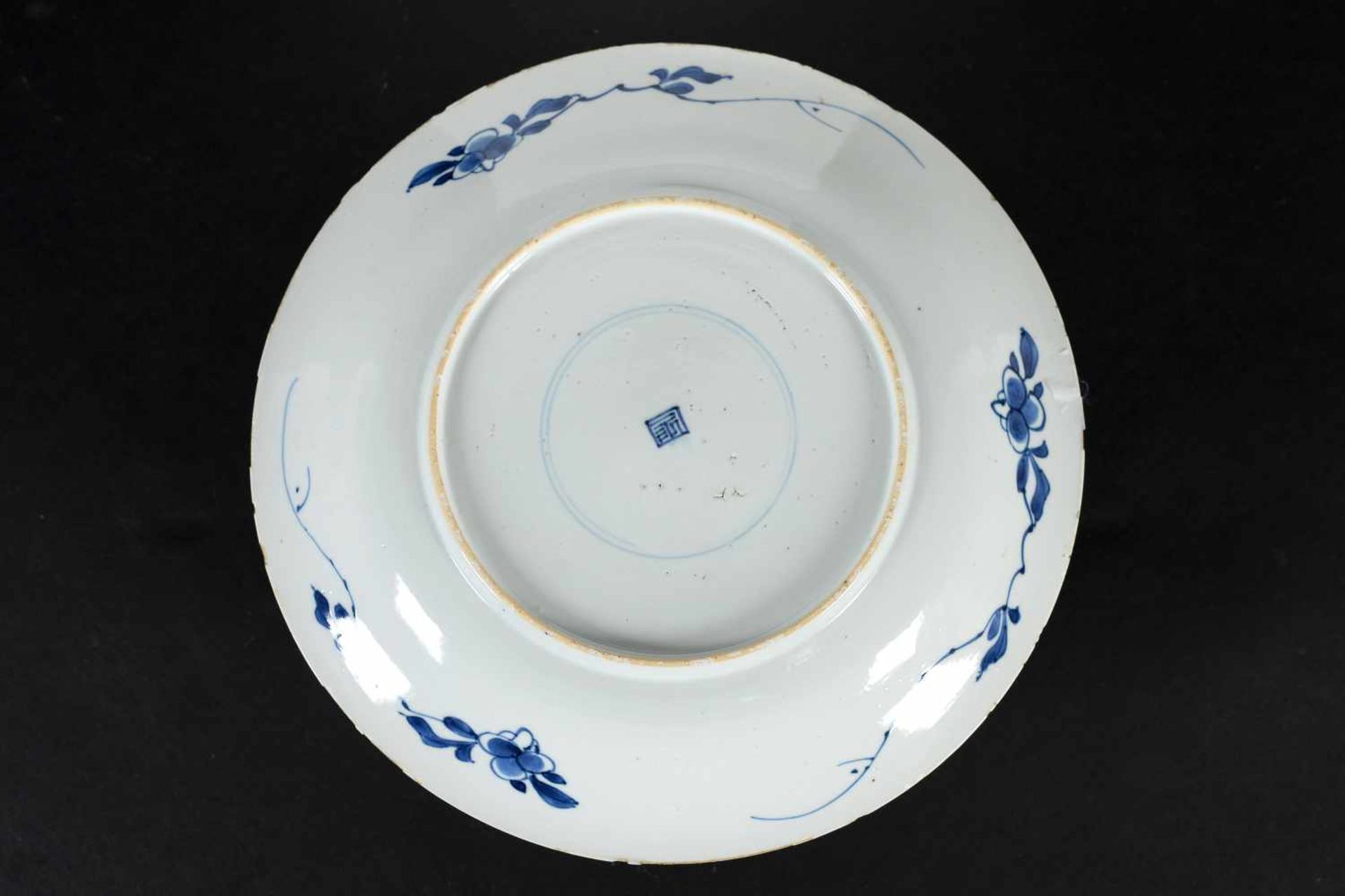 A blue and white porcelain charger with scalloped rim, decorated with flowers. Marked with 6- - Bild 6 aus 11