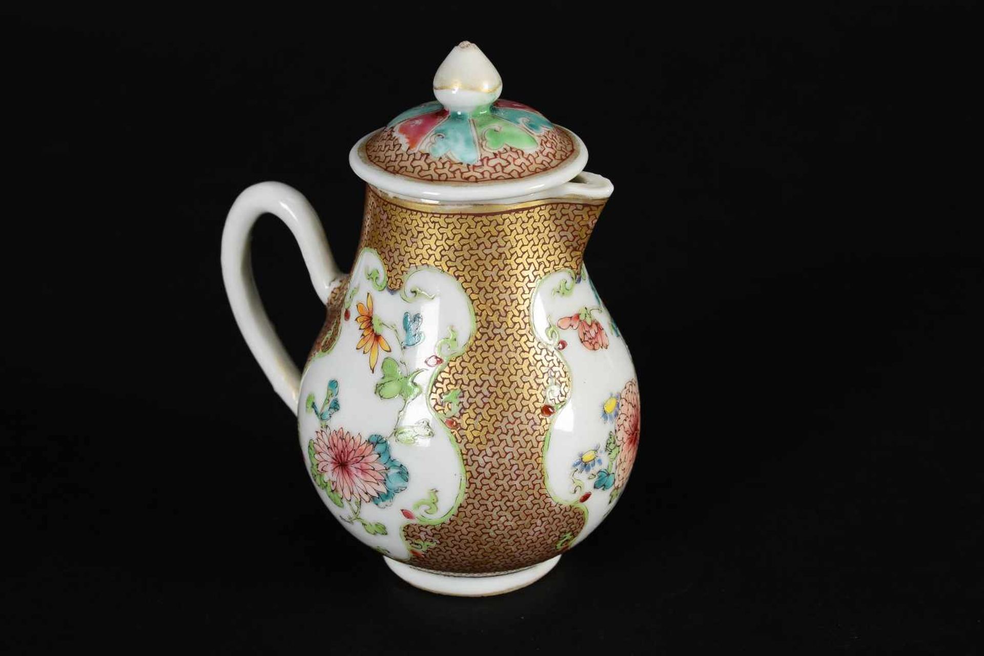 A famille rose and gilded porcelain milk jug, decorated with flowers. Unmarked. China, Yongzheng. - Bild 5 aus 8