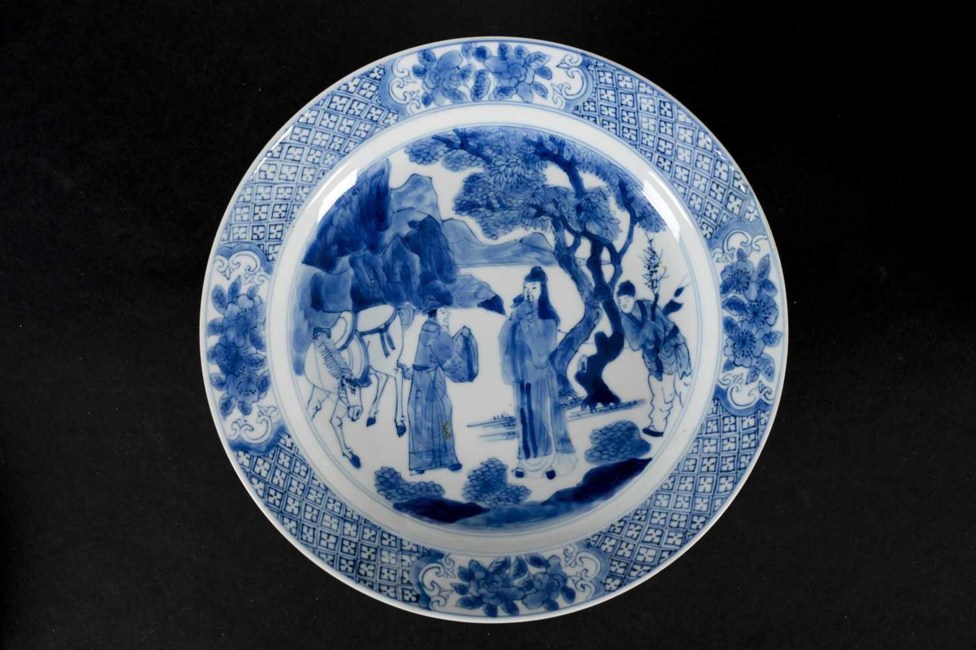 A set of three blue and white porcelain dishes, decorated with figures and a horse. Marked with 6- - Bild 7 aus 10