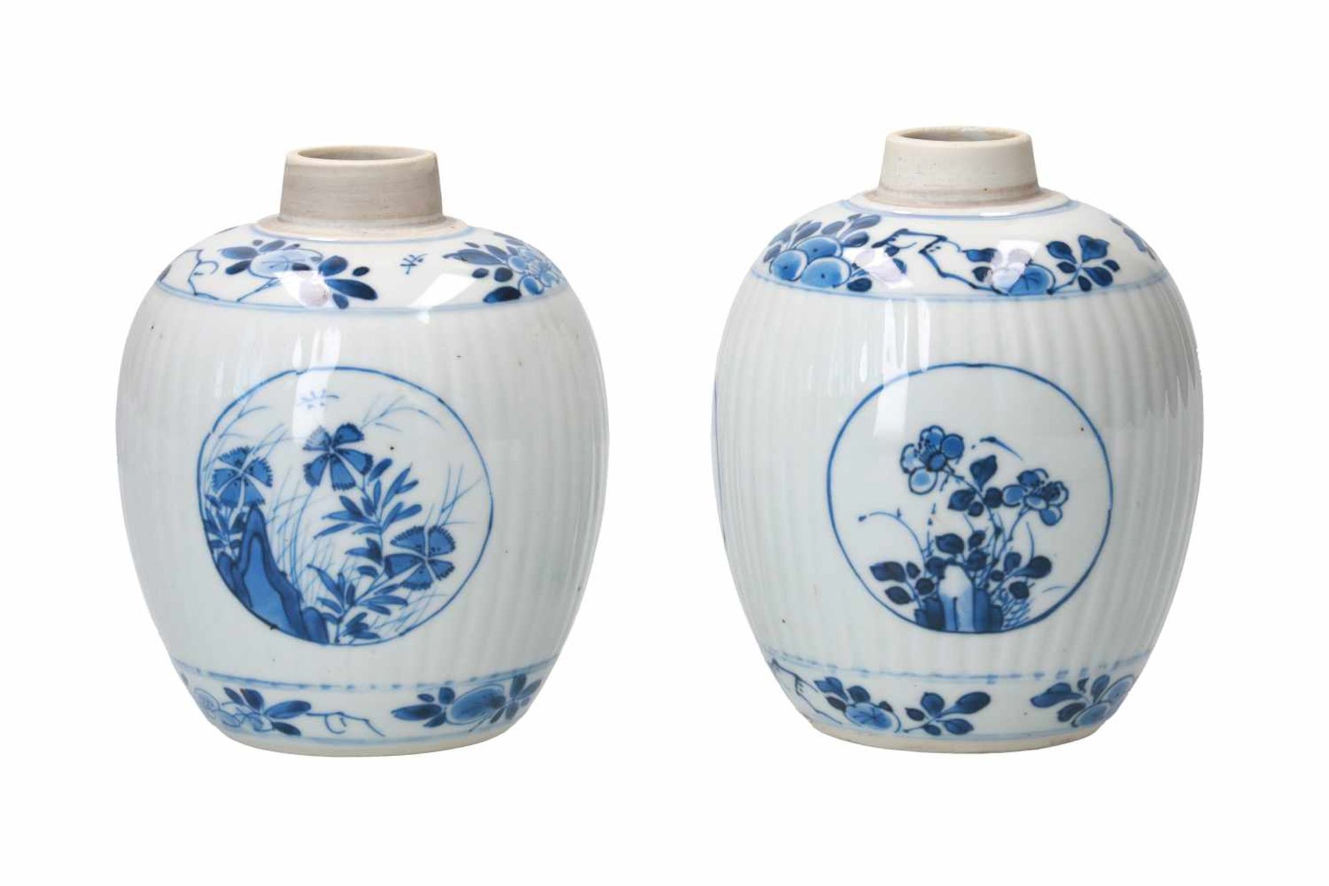A pair of blue and white porcelain ginger jars with wooden lid, decorated with flowers. Unmarked. - Bild 2 aus 5