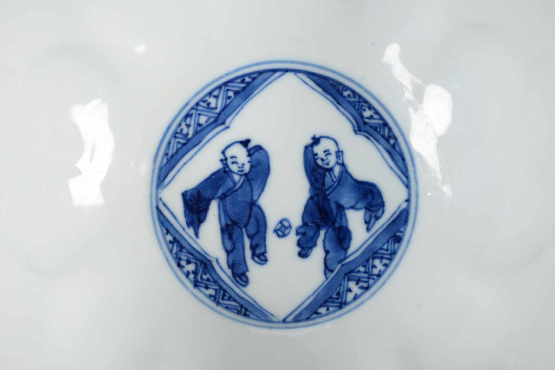 A lobed blue and white porcelain bowl, decorated with with long Elizas, flowers and little boys. - Bild 7 aus 9