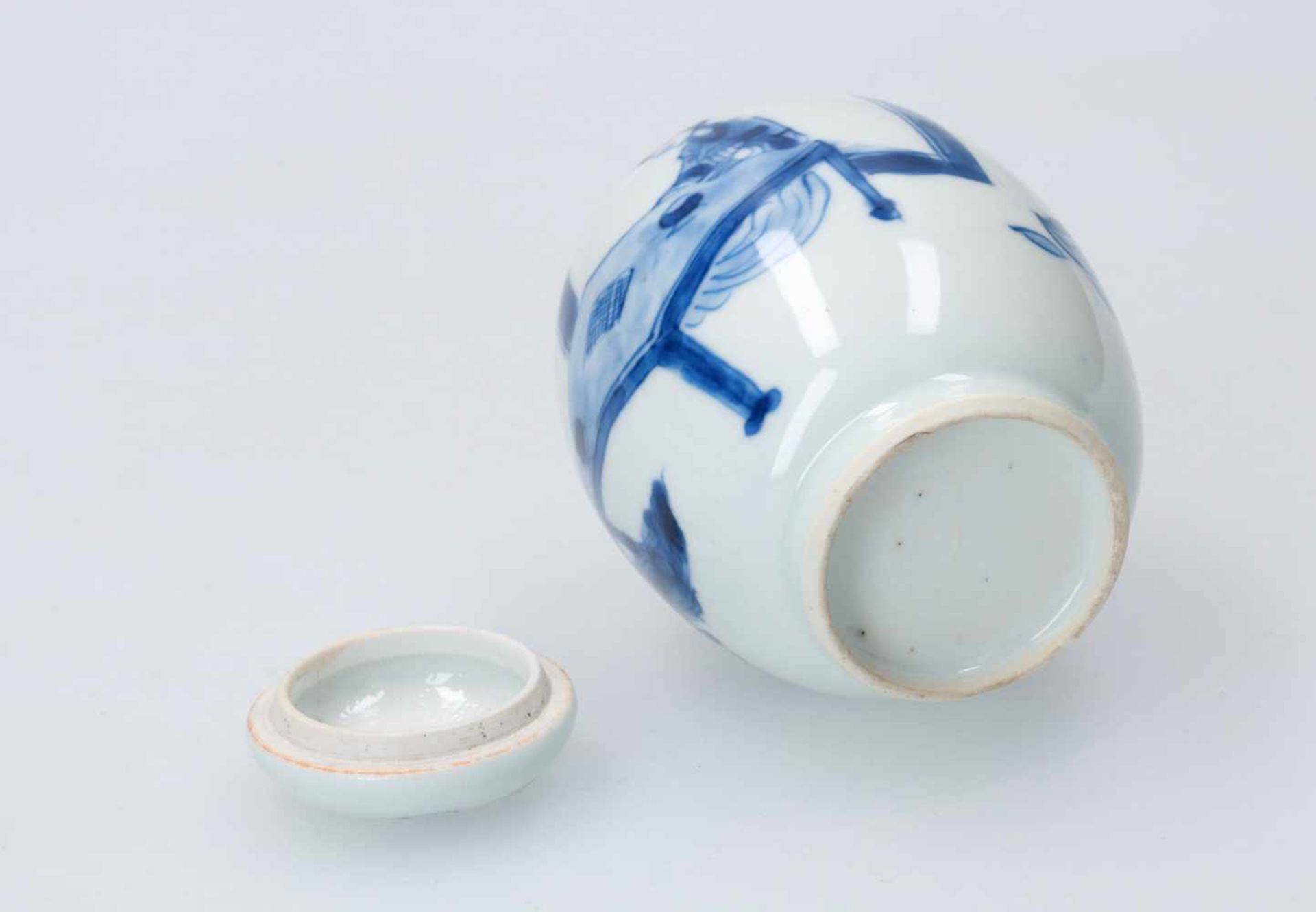 A blue and white porcelain lidded jar, decorated with figures around a table. Unmarked. China, - Image 5 of 5