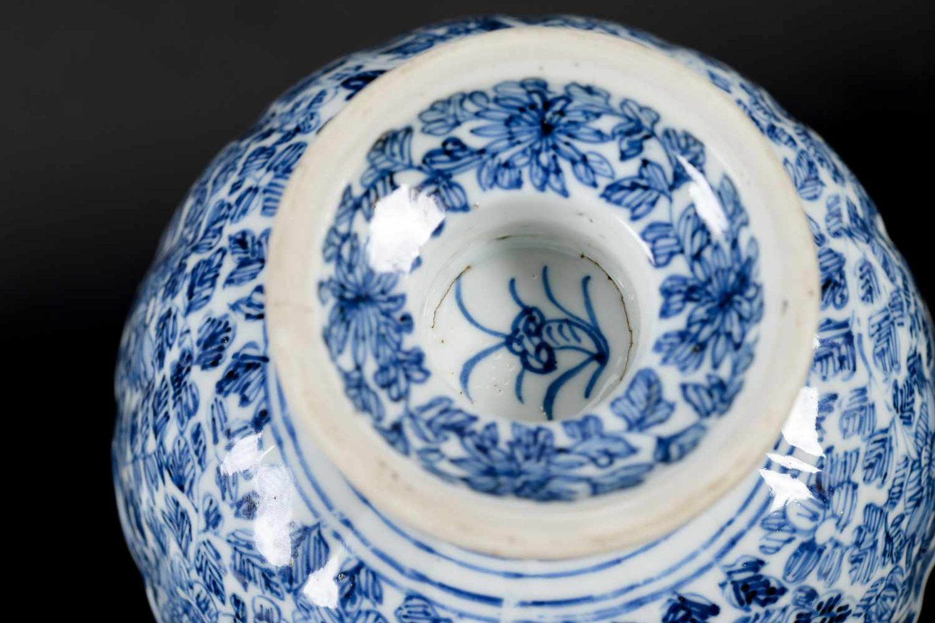 A pair of blue and white porcelain tazzas, decorated with flowers. Marked with symbol. China, - Bild 14 aus 14