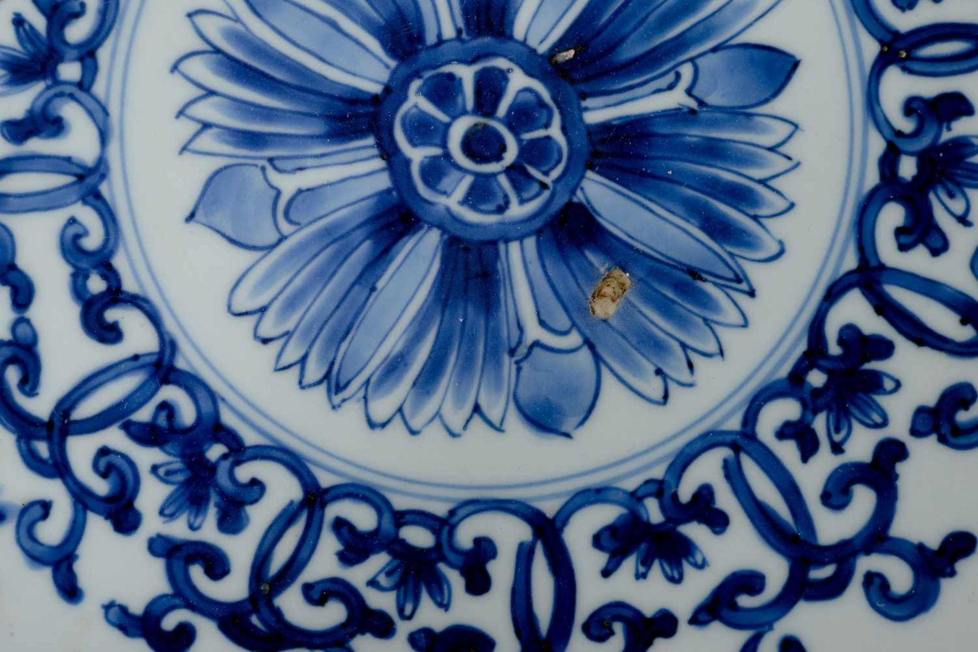 A blue and white porcelain deep charger, decorated with flowers. Marked with artemisia leaf. - Bild 4 aus 4