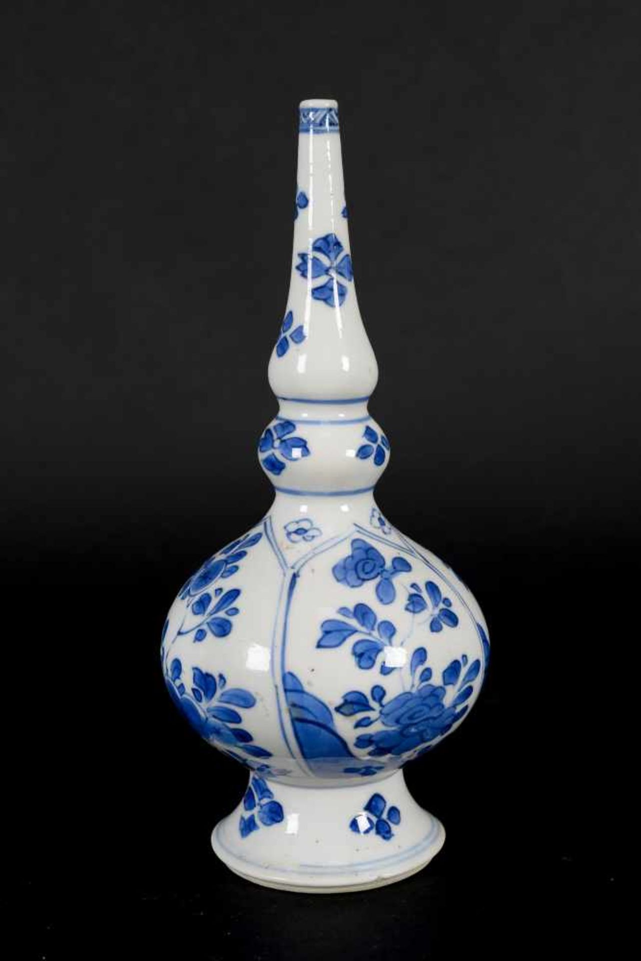 A blue and white porcelain sprinkler vase, decorated with flowers. Unmarked. China, Kangxi. - Bild 5 aus 8