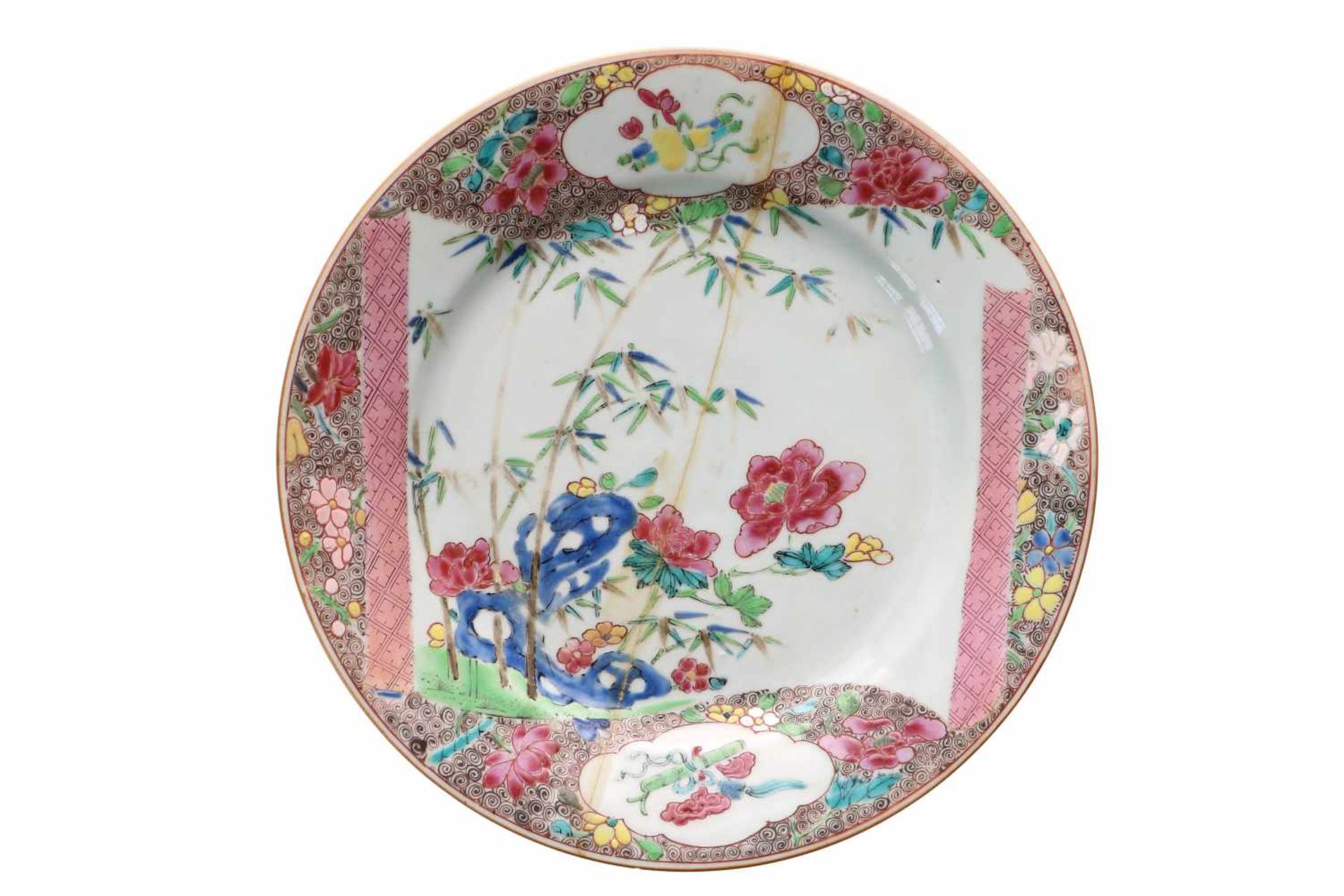 A set of five famille rose porcelain dishes, decorated with scrolls and flowers. Unmarked. China, - Bild 4 aus 7