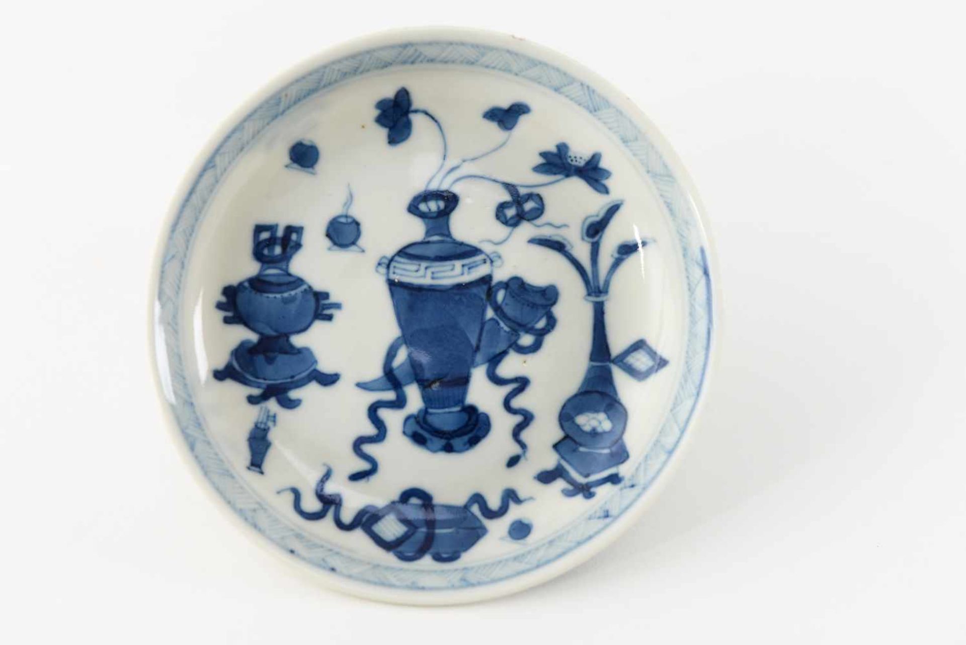 A set of six blue and white porcelain cups with saucers, decorated with antiquities and flowers. - Bild 8 aus 13