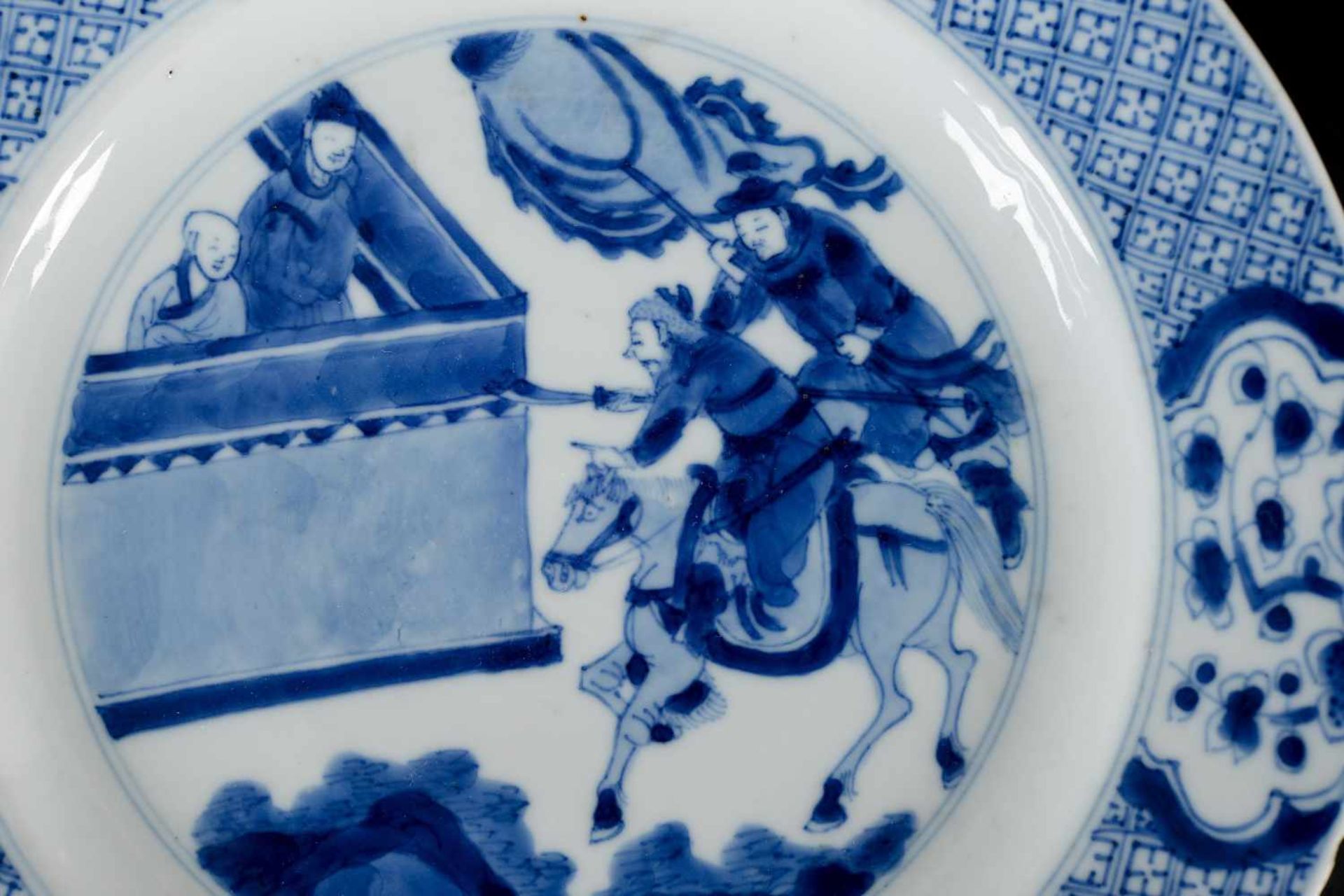 Two blue and white porcelain dishes, 1) decorated with a scene from the Romance of the Western - Bild 7 aus 8