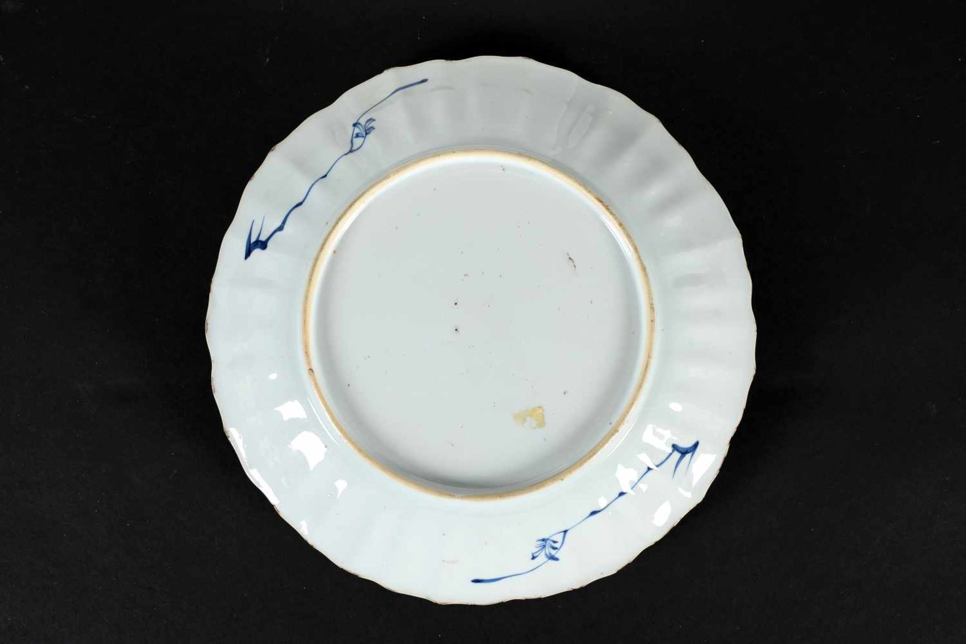 Lot of three blue and white porcelain dishes, 1) decorated with phoenixes and flowers. Unmarked. - Bild 7 aus 7