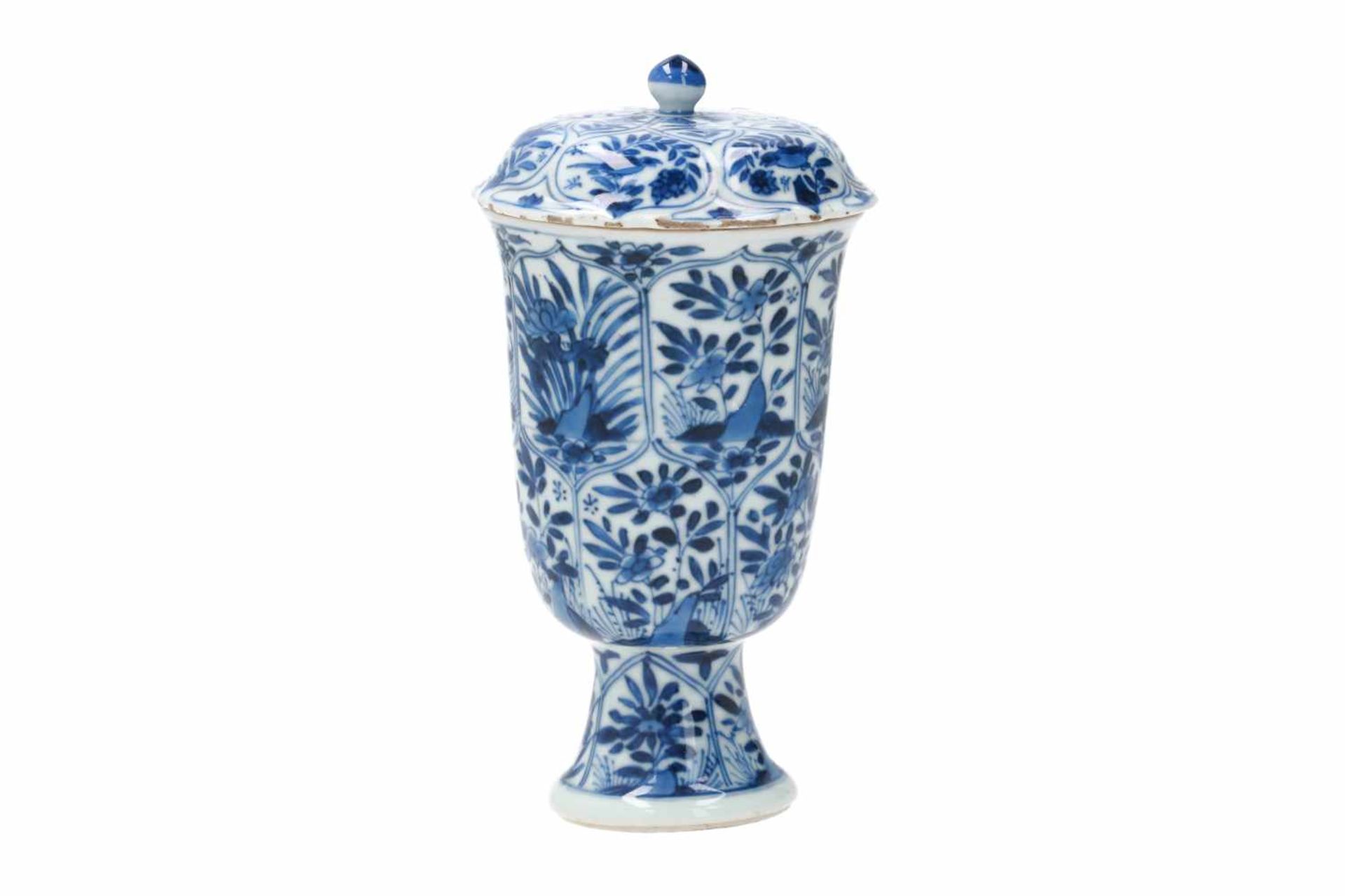 A blue and white porcelain lidded cup on elevated ring, decorated with birds and flowers. - Bild 2 aus 8