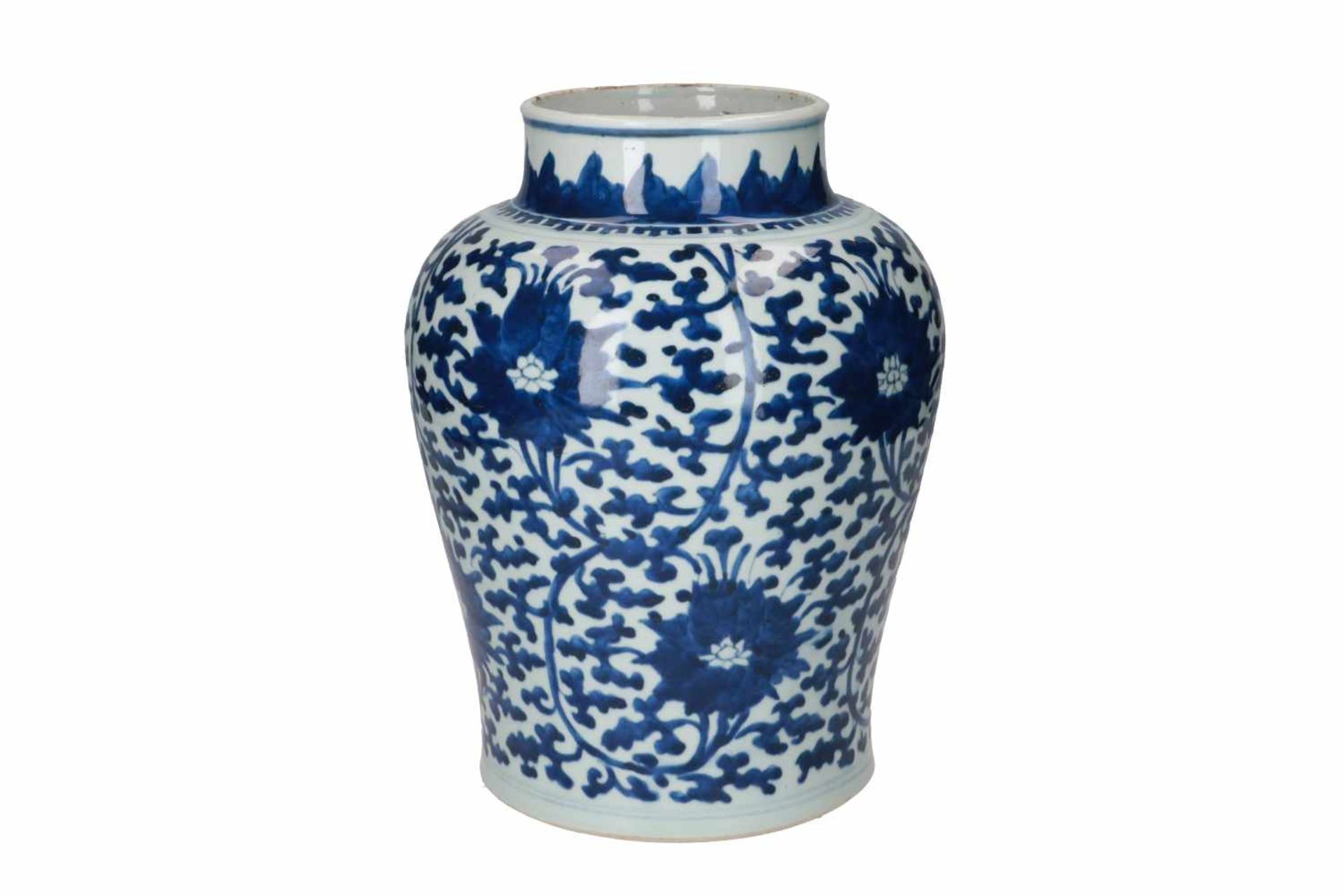 A blue and white porcelain lidded jar, decorated with lotus flowers. Unmarked. China, Kangxi. - Bild 3 aus 9