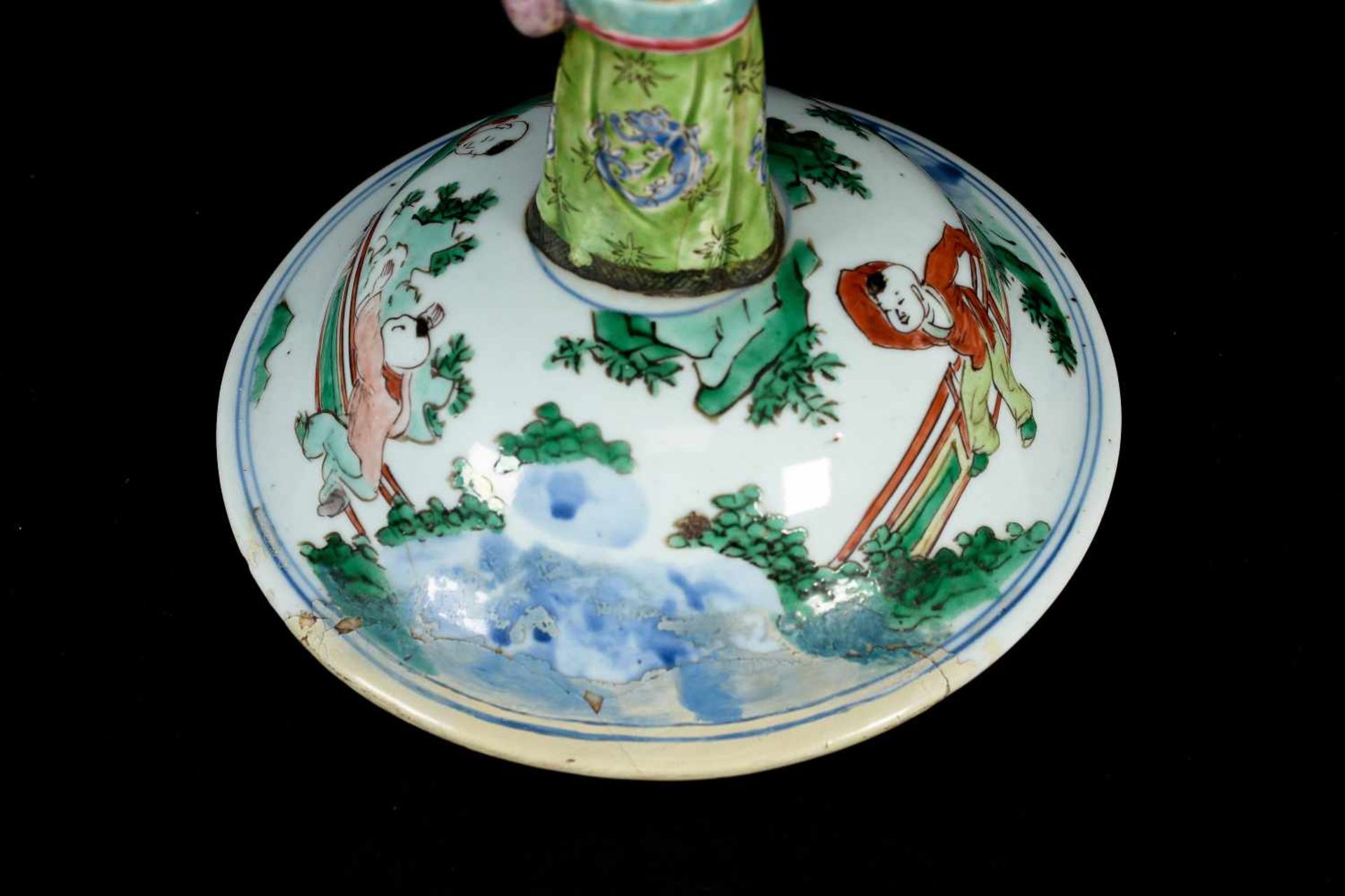 A Wucai porcelain lidded jar, decorated with a court scene. The cover with little boys and grip in - Bild 10 aus 15
