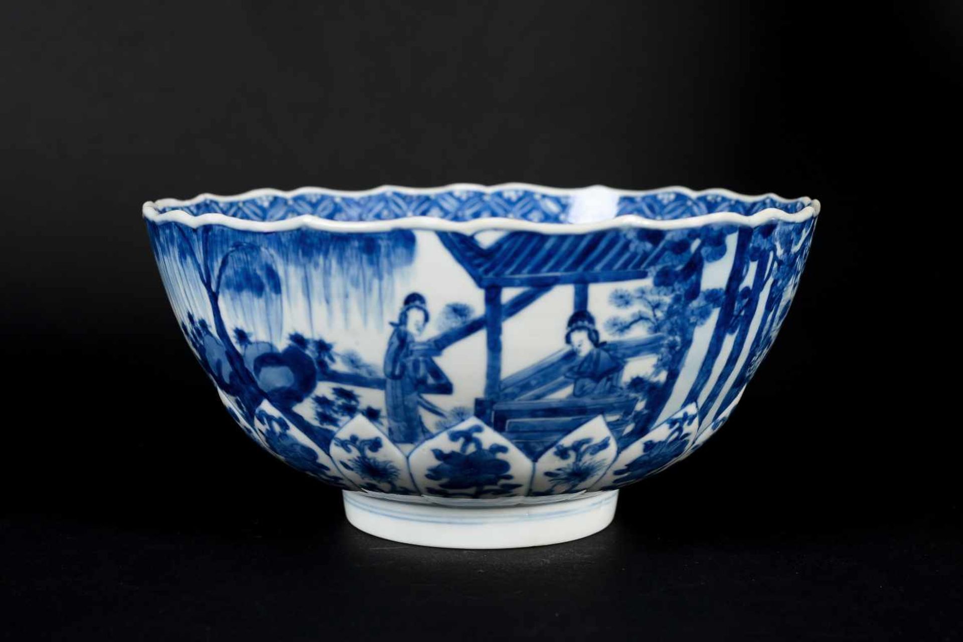 A blue and white porcelain bowl with scalloped rim, decorated with ladies in a garden and flowers. - Bild 7 aus 12