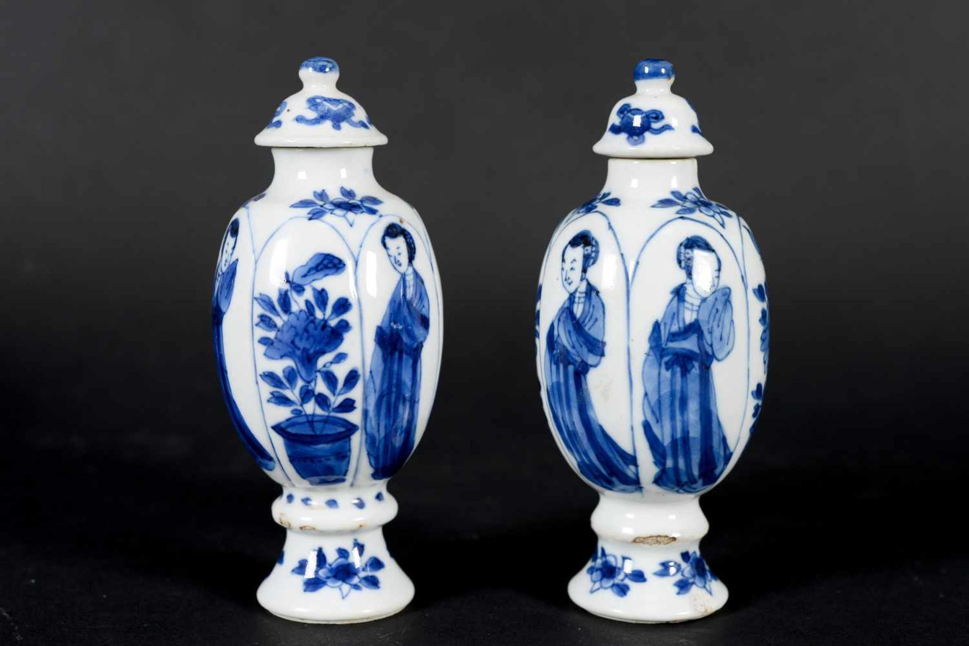 A pair of blue and white porcelain lidded miniature vases, decorated with long Elizas and flowers. - Bild 4 aus 9