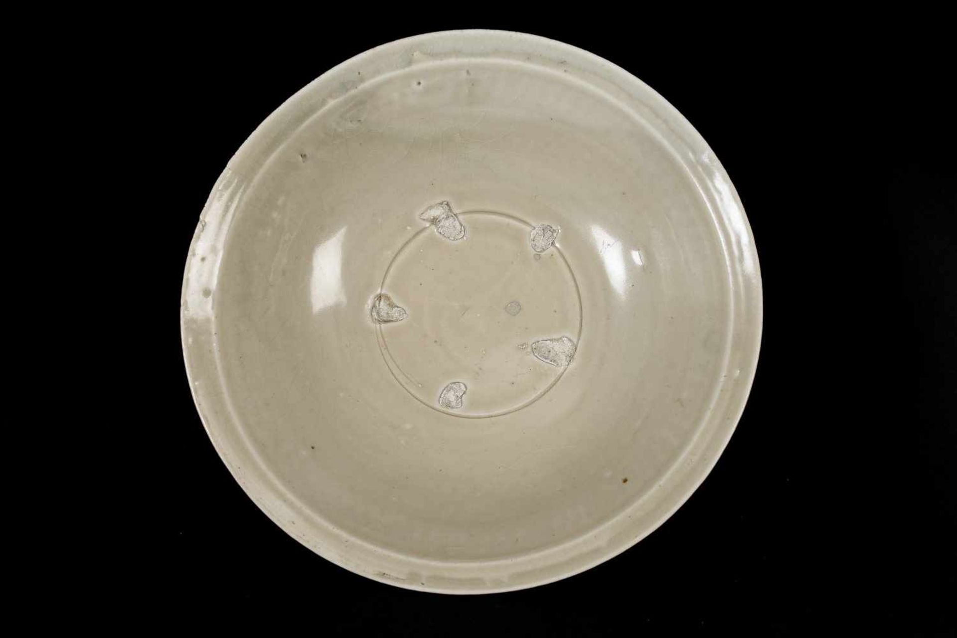 Lot of three porcelain deep dishes with oven marks in the center. China, Northern Song. - Bild 9 aus 11