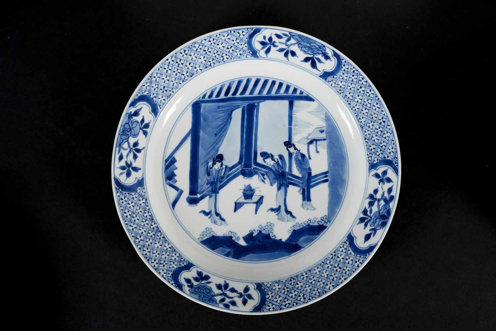 Two blue and white porcelain dishes, decorated with long Elizas in interior. Marked with 6-character - Bild 4 aus 8