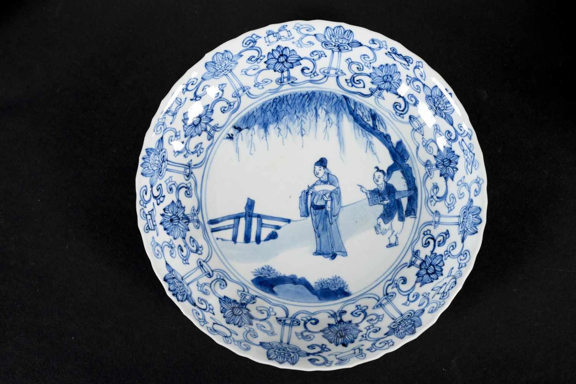 A lobed blue and white porcelain deep dish with scalloped rim, decorated with a dignitary and - Image 4 of 4
