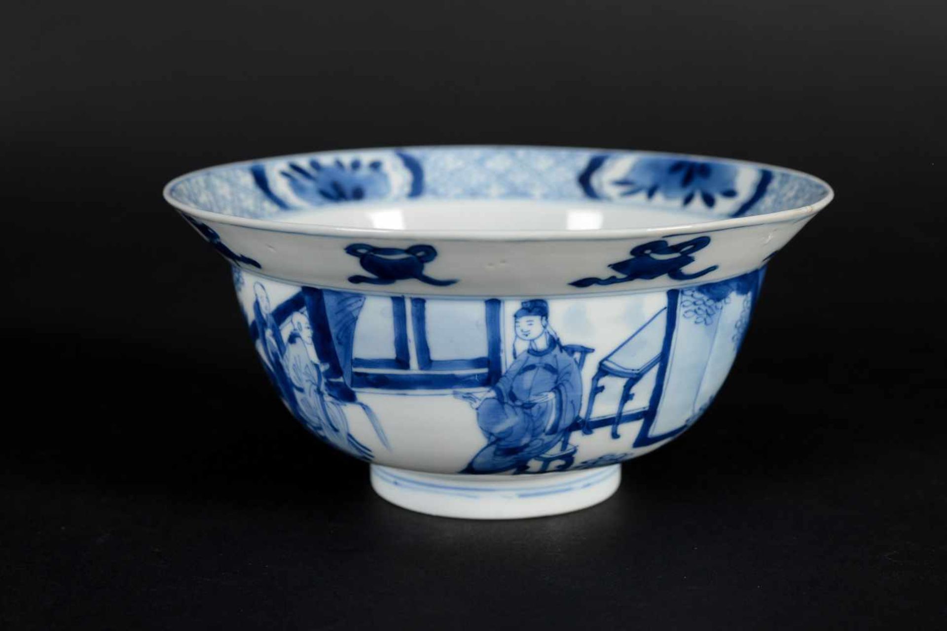 A pair of blue and white porcelain bowls, decorated with figures on a terrace, little boys and - Bild 14 aus 20