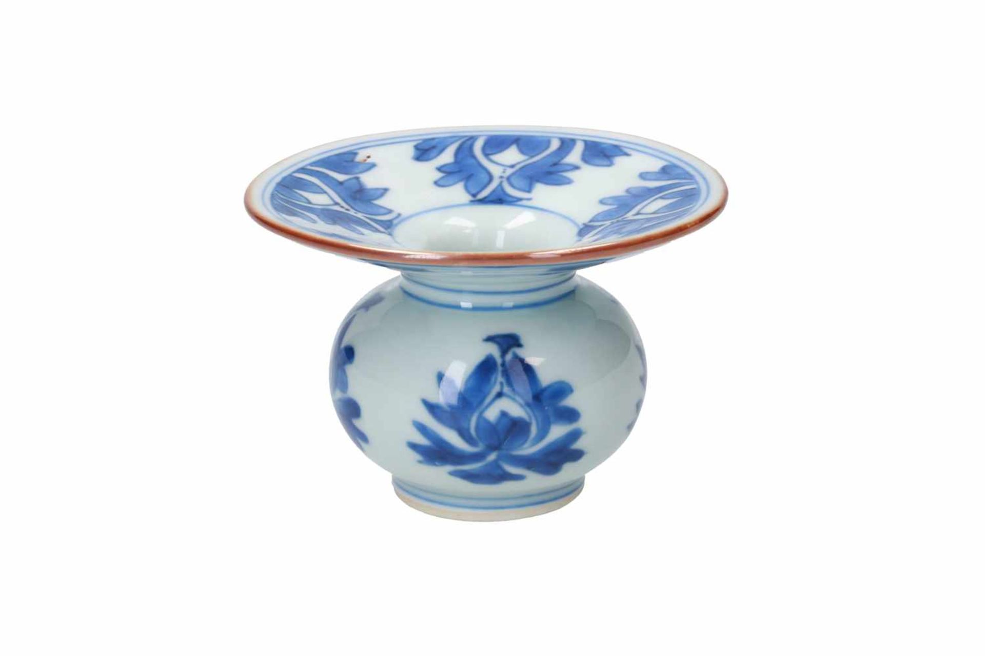 A blue and white porcelain cuspidor, decorated with flowers. Unmarked. China, Kangxi. Provenance: