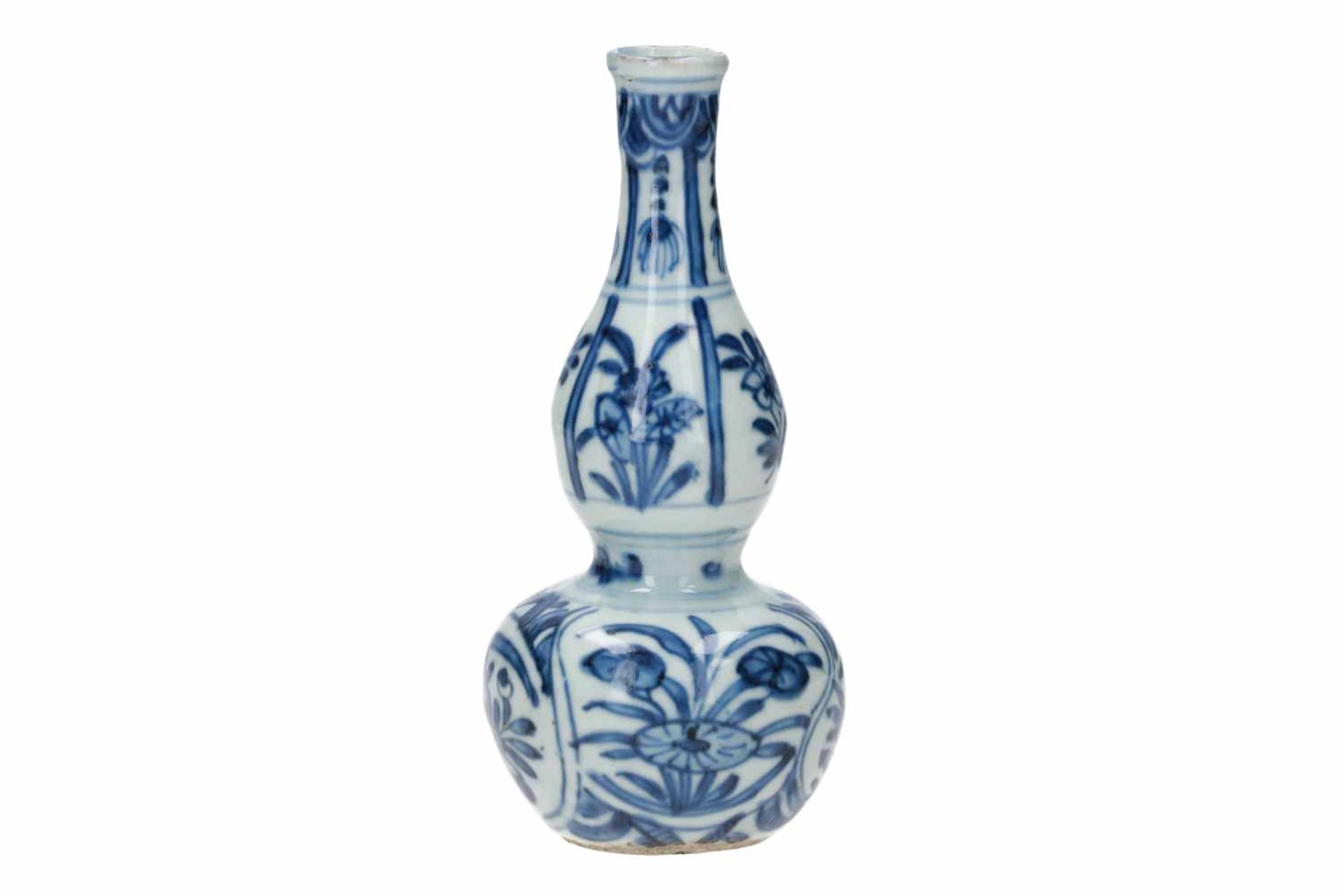 A blue and white porcelain gourd vase, decorated with flowers. Unmarked. China, Wanli.