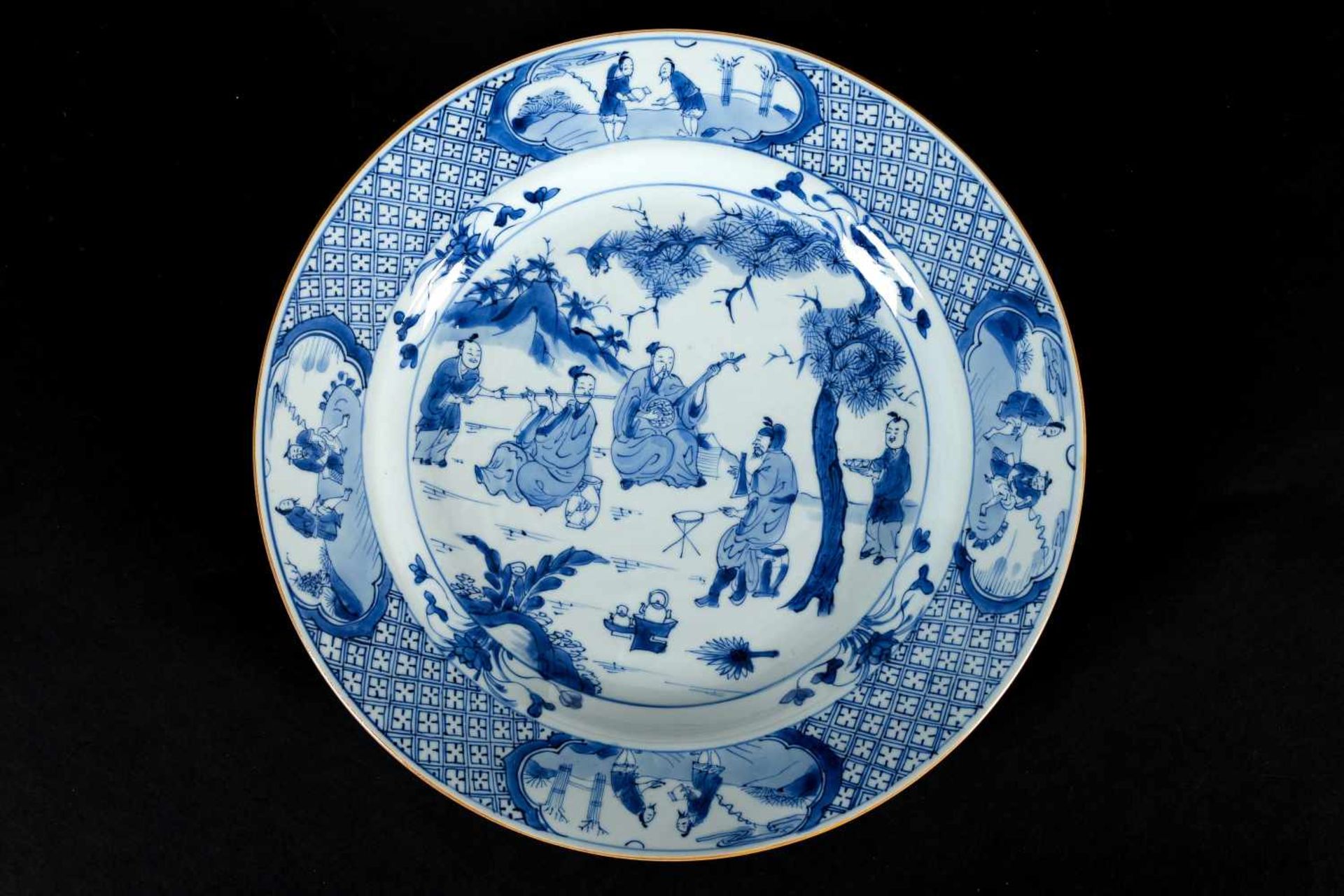 A blue and white porcelain charger, decorated with Taoist musicians and their servants in a - Bild 3 aus 4