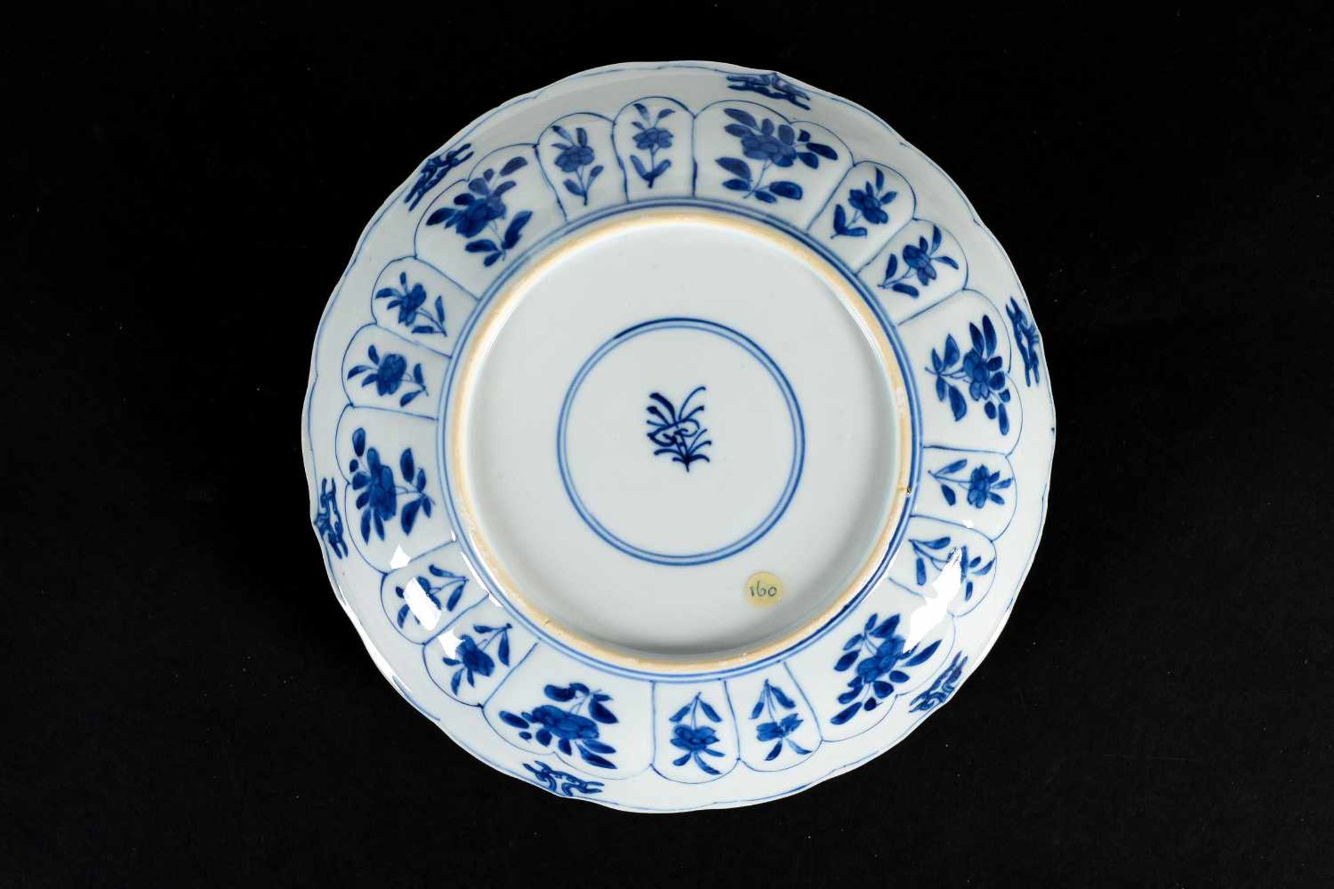 Lot of seven blue and white porcelain dishes with diverse decorations. All marked. China, Kangxi. - Bild 7 aus 12