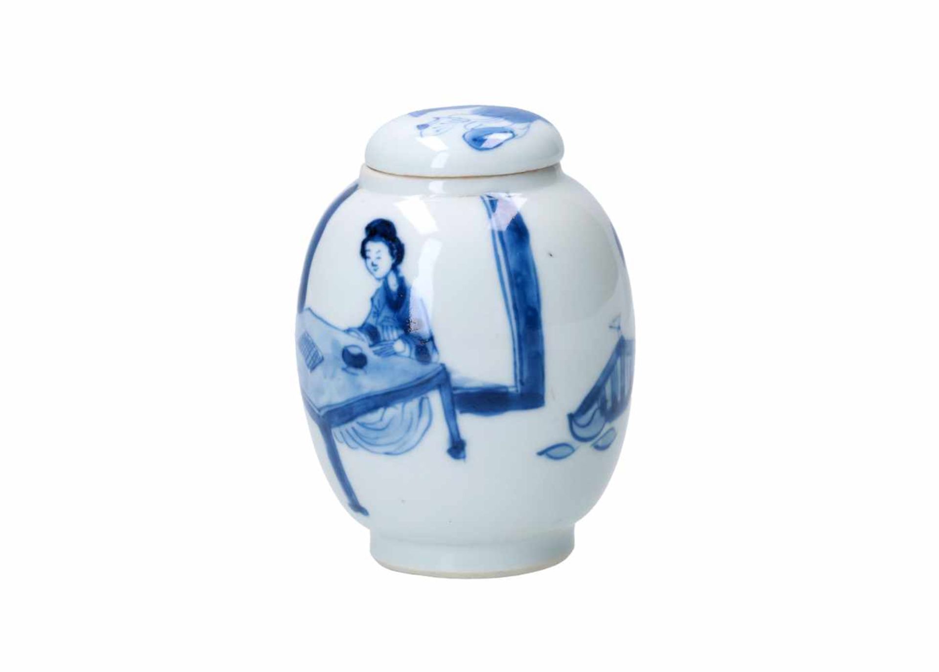 A blue and white porcelain lidded jar, decorated with figures around a table. Unmarked. China, - Bild 2 aus 5