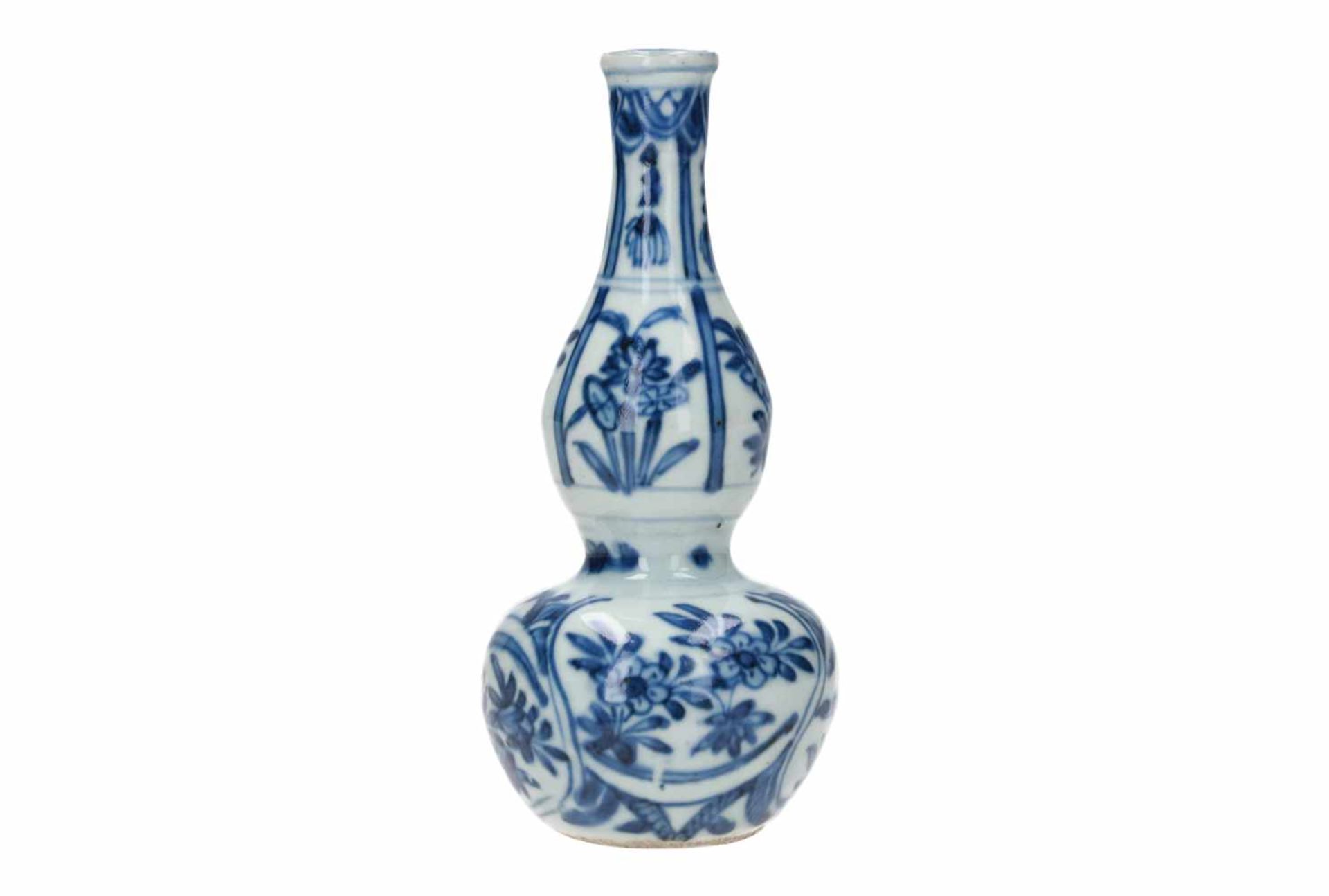 A blue and white porcelain gourd vase, decorated with flowers. Unmarked. China, Wanli. - Bild 3 aus 8