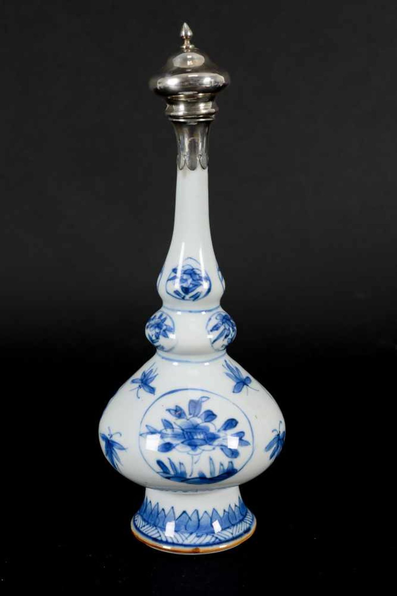 A blue and white porcelain sprinkler vase with silver mounting, decorated with flowers and - Bild 6 aus 7