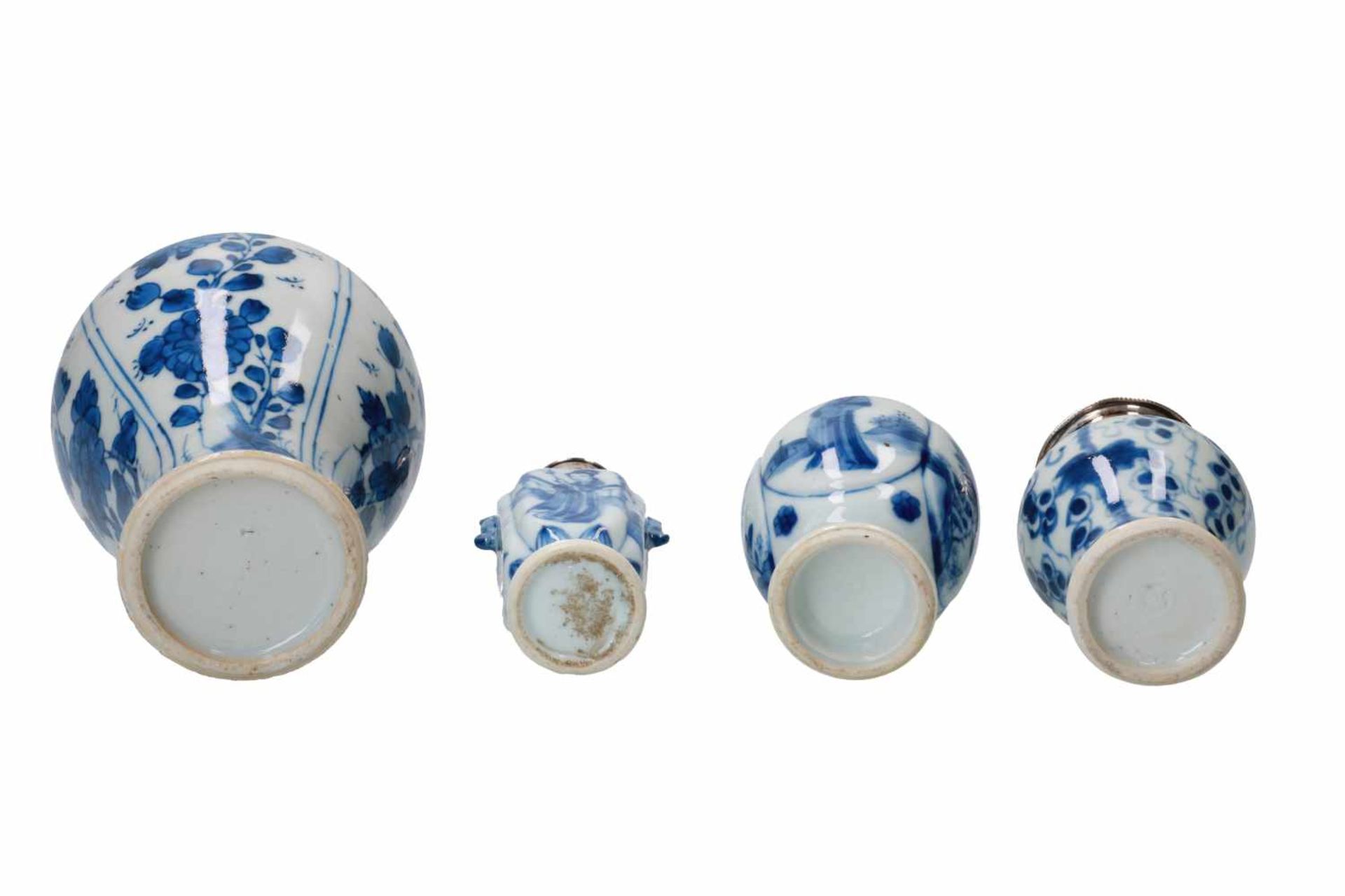 Lot of eight blue and white porcelain objects with silver lid/mountings, including three tea - Bild 4 aus 7