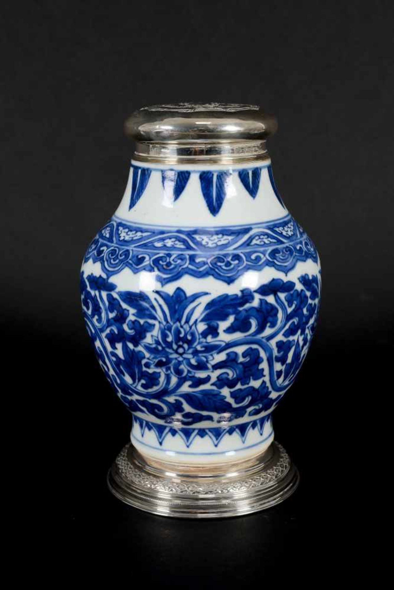 A blue and white porcelain jar with silver ring (ca. 1900) and cover, decorated with flowers and - Bild 4 aus 6