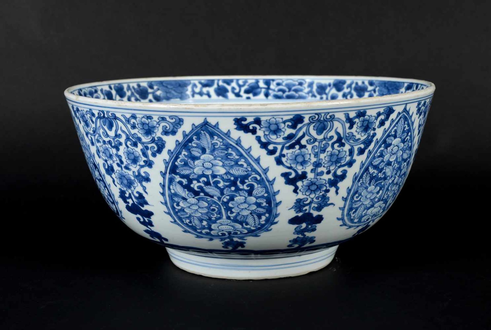 A blue and white porcelain bowl, decorated with flowers. Marked with symbol. China, Kangxi. - Image 6 of 8