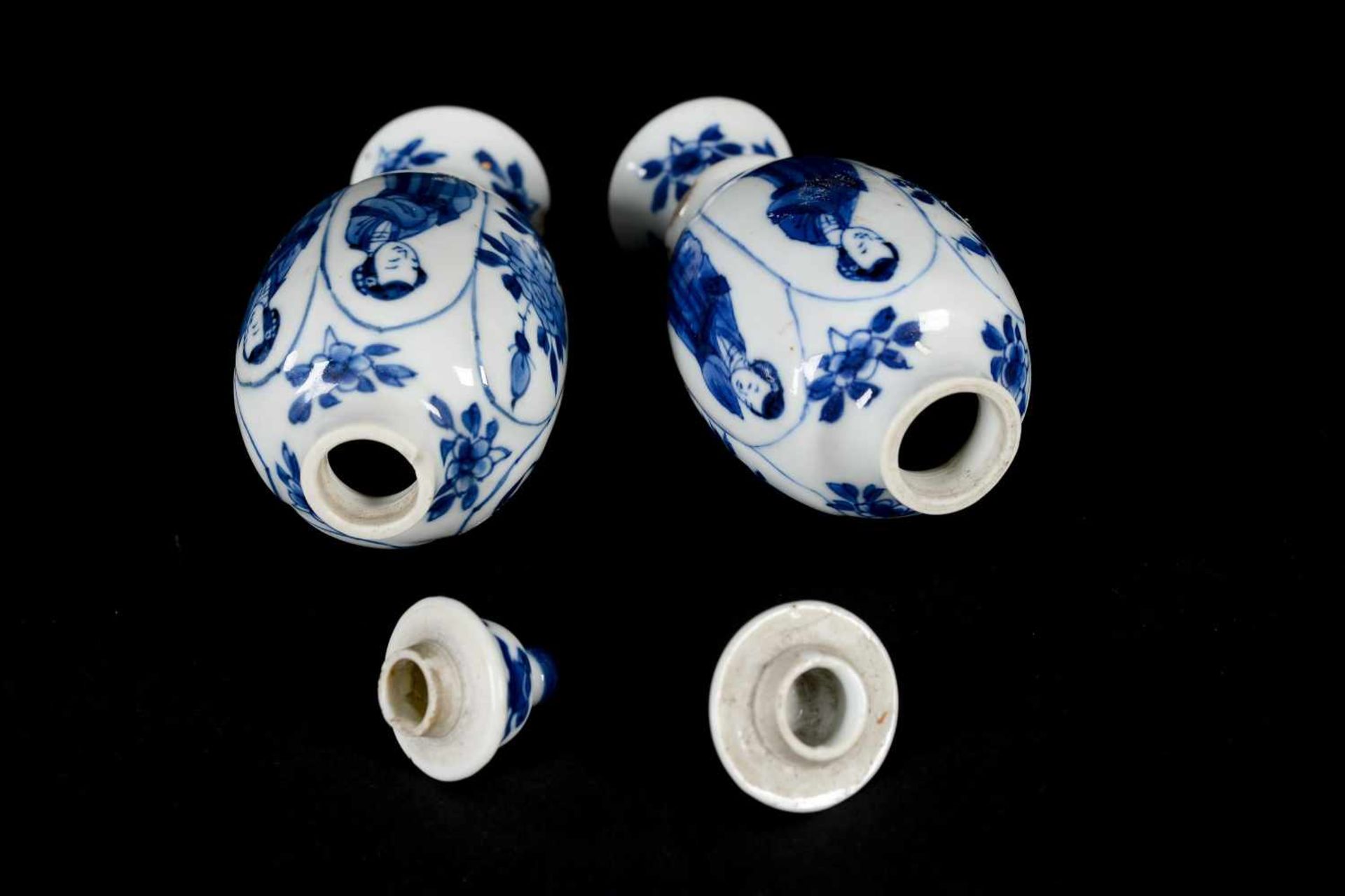 A pair of blue and white porcelain lidded miniature vases, decorated with long Elizas and flowers. - Bild 8 aus 9