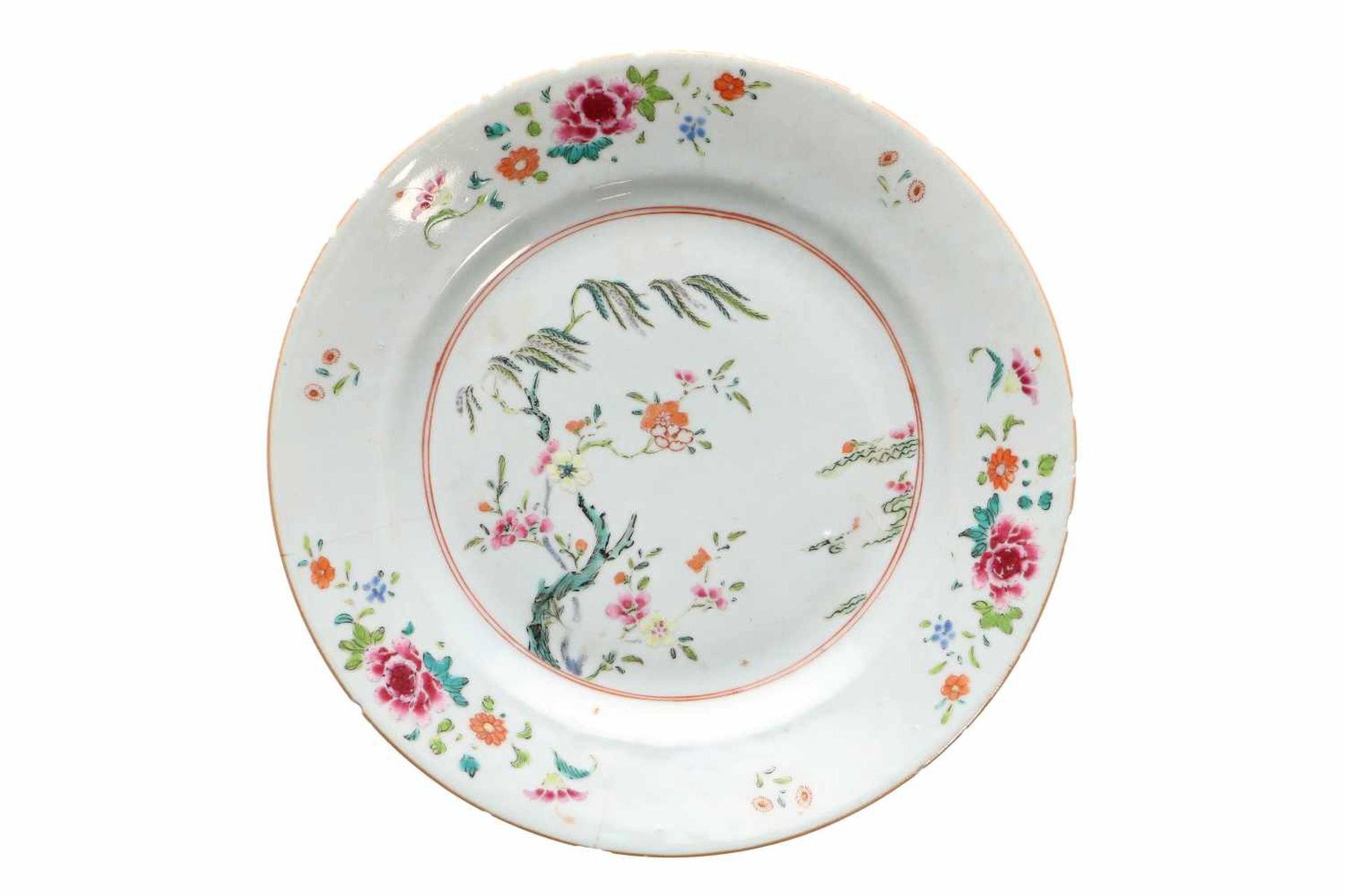 A set of five famille rose porcelain dishes, decorated with flower branches. Unmarked. China, - Bild 6 aus 8