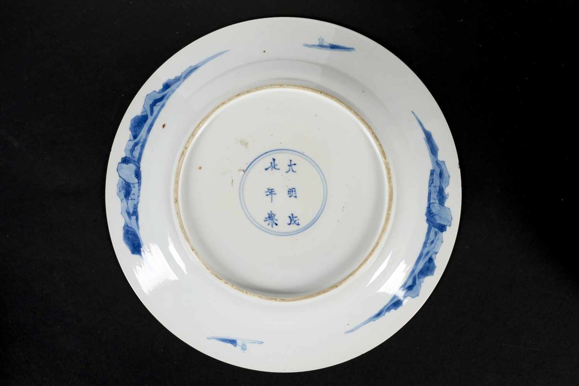 A pair of blue and white porcelain dishes, decorated with figures on a terrace and censers. Marked - Bild 7 aus 7