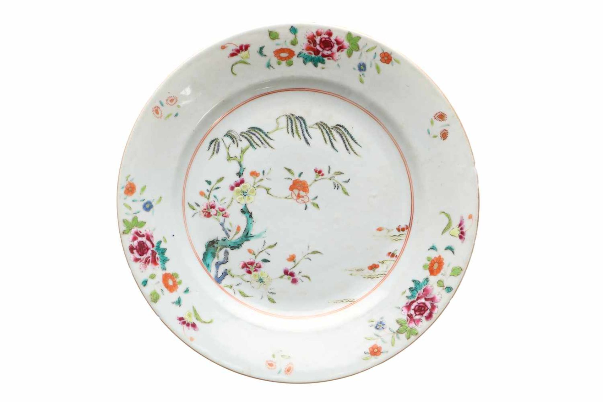 A set of five famille rose porcelain dishes, decorated with flower branches. Unmarked. China, - Bild 8 aus 8