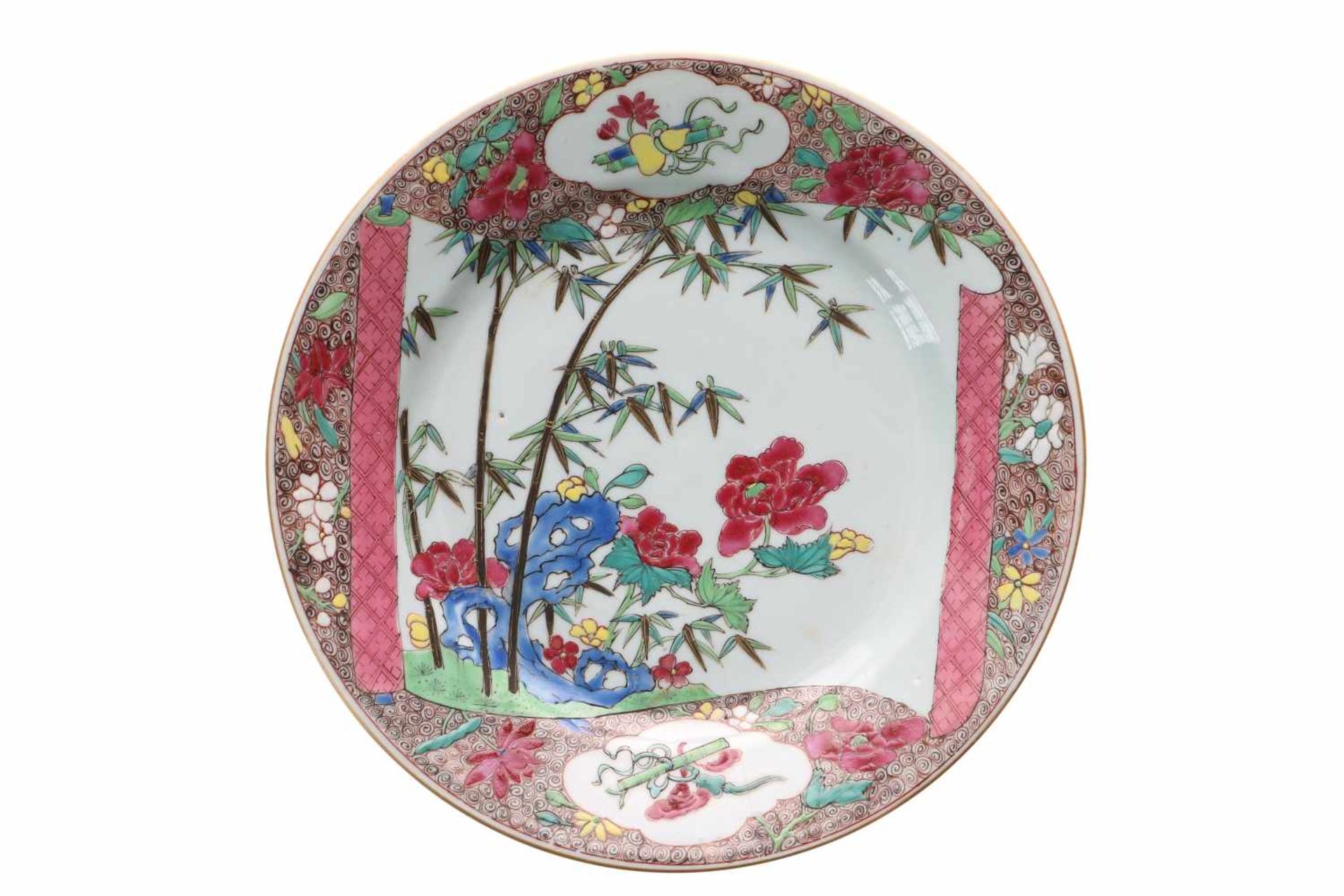 A set of five famille rose porcelain dishes, decorated with scrolls and flowers. Unmarked. China, - Bild 5 aus 7