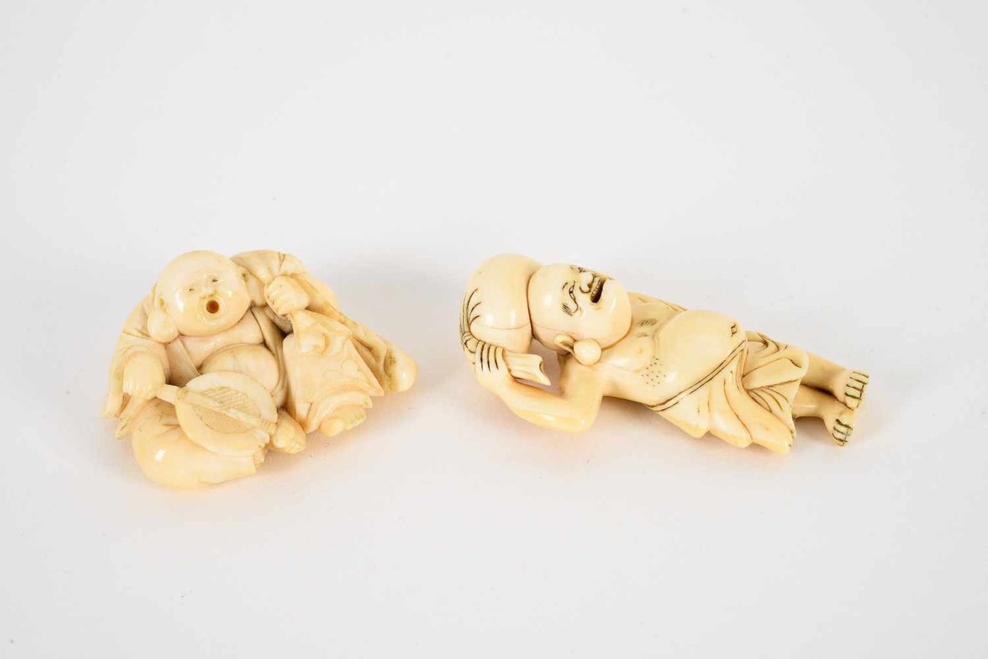 Lot of six netsuke, 1) ivory, standing Hotei carrying karako and bag. H. 5 cm. 2) ivory, sitting - Bild 5 aus 9