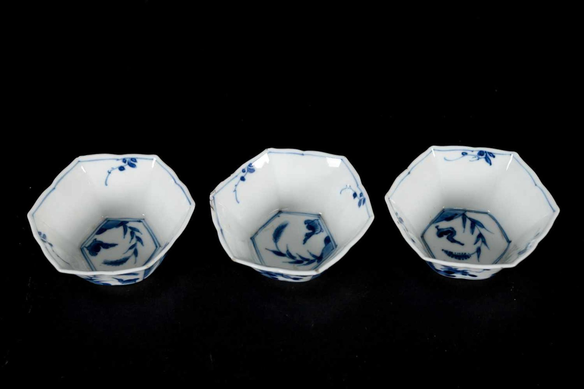 A set of three hexagonal blue and white porcelain cups with saucers, decorated with ducks, flowers - Bild 10 aus 12