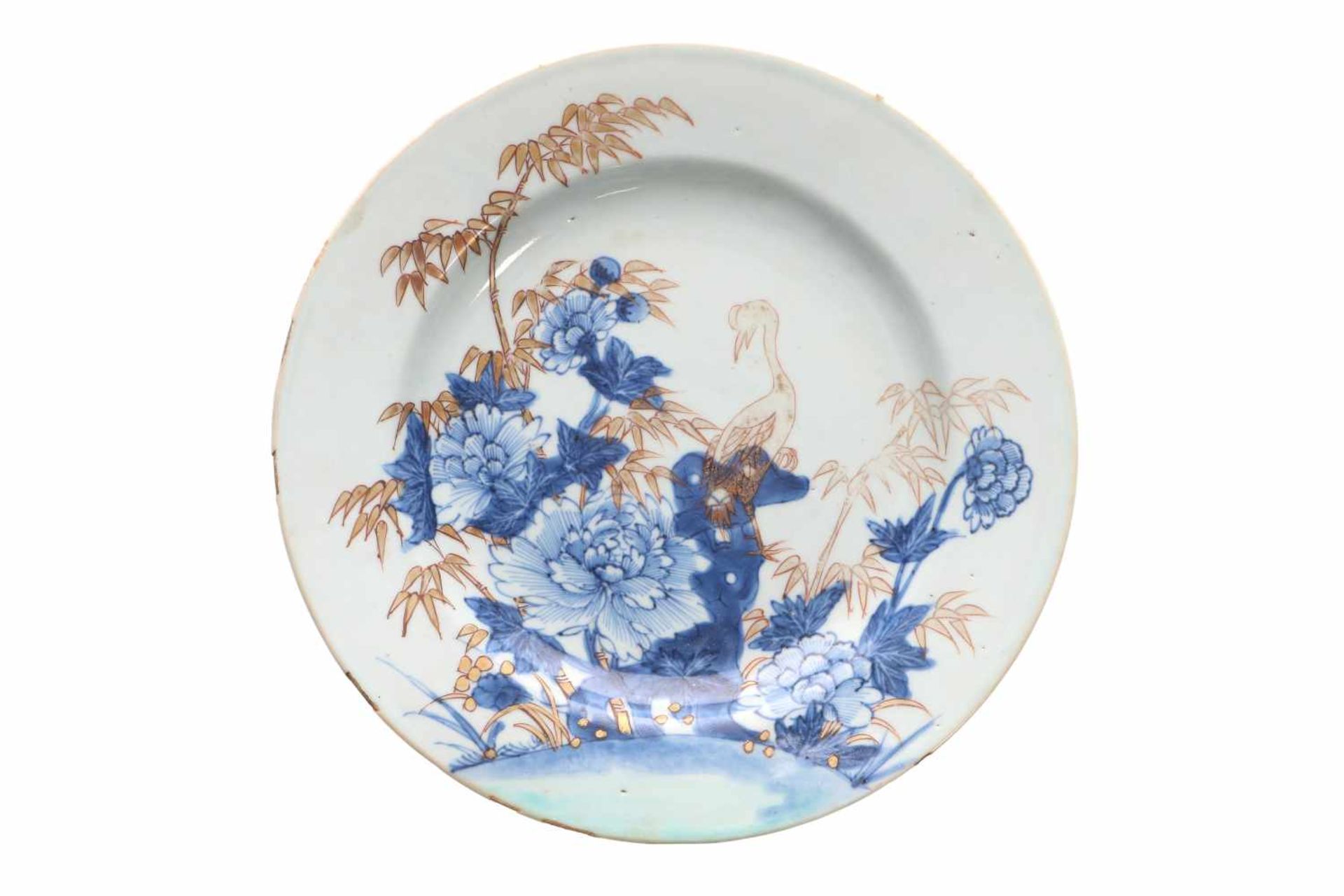 A set of four blue and white porcelain dishes with gilded decor of flowers and a crane. Unmarked. - Bild 5 aus 6