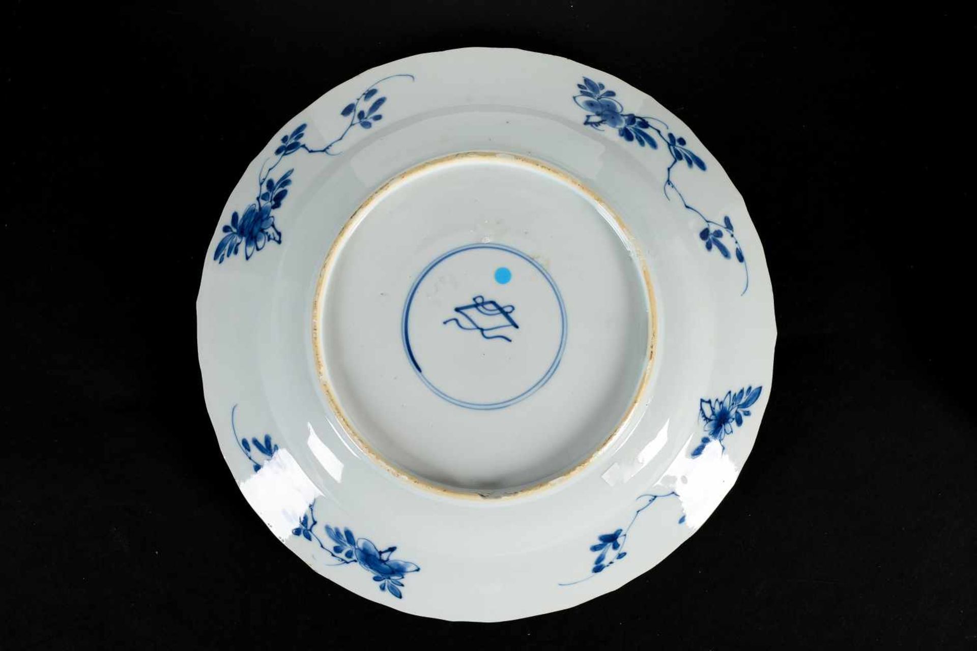 Lot of seven blue and white porcelain dishes with diverse decorations. All marked. China, Kangxi. - Bild 12 aus 12