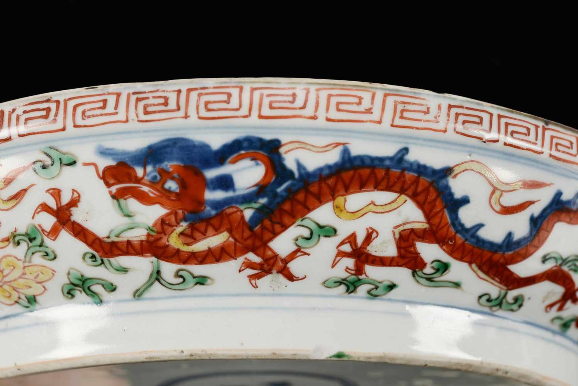 A Wucai porcelain lidded bowl, decorated with dragons and flowers. The bowl with nine - Bild 16 aus 26