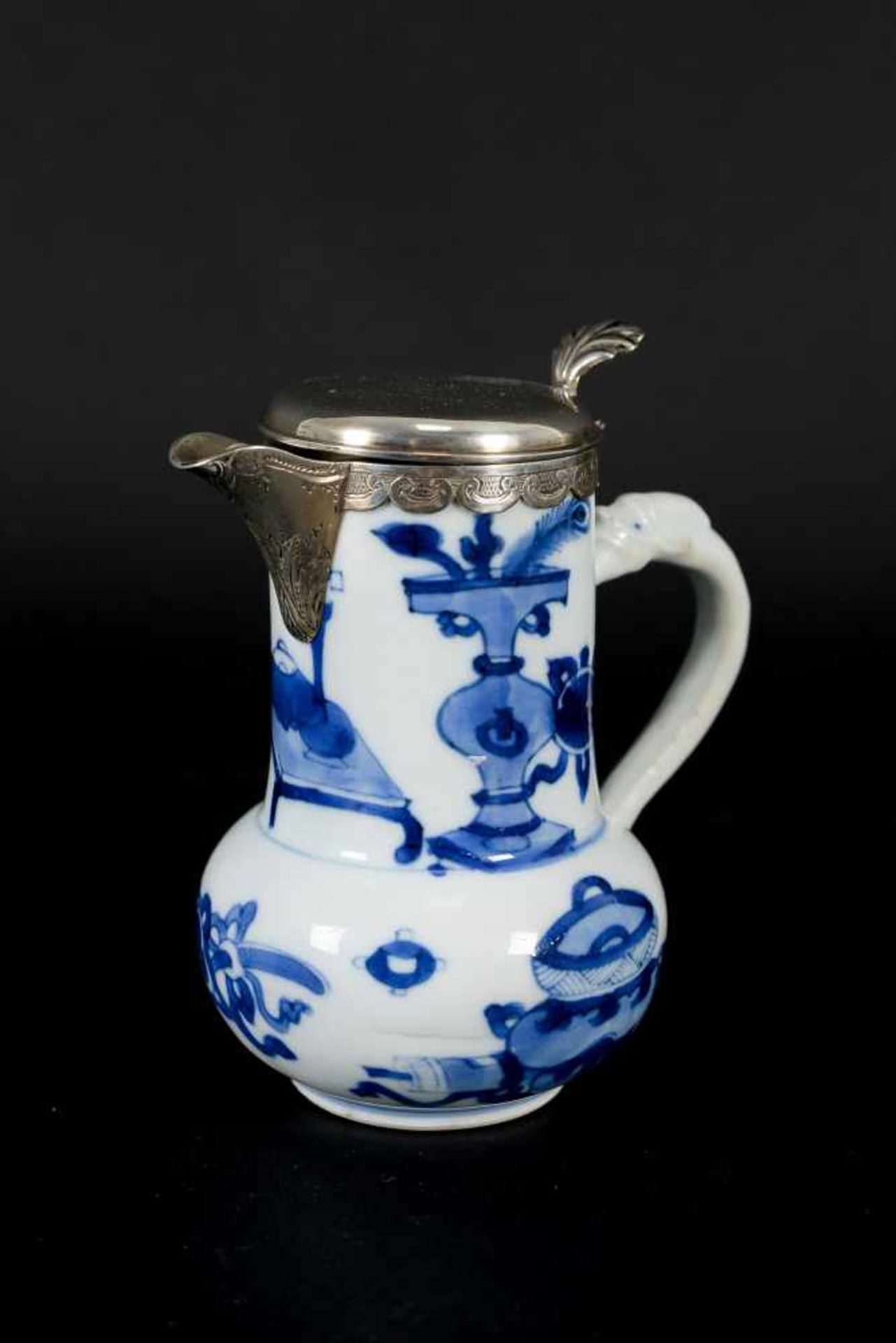 A blue and white porcelain jug with silver mounting, decorated with antiquities. Unmarked. China, - Bild 4 aus 7