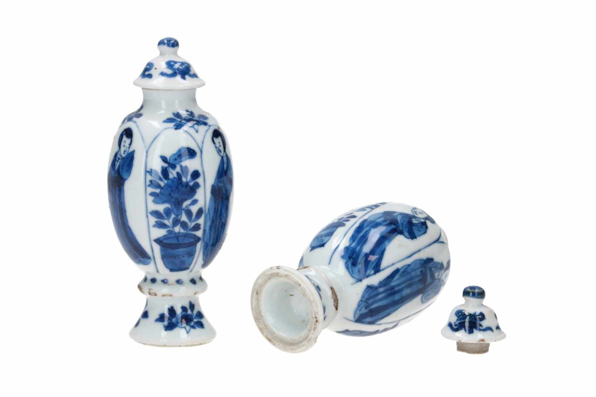 A pair of blue and white porcelain lidded miniature vases, decorated with long Elizas and flowers. - Bild 3 aus 9