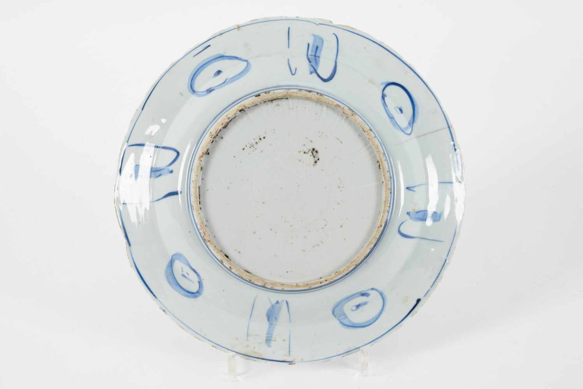 Lot of blue and white porcelain dishes, 1) with scalloped rim, decorated with flowers. Marked with - Bild 4 aus 18