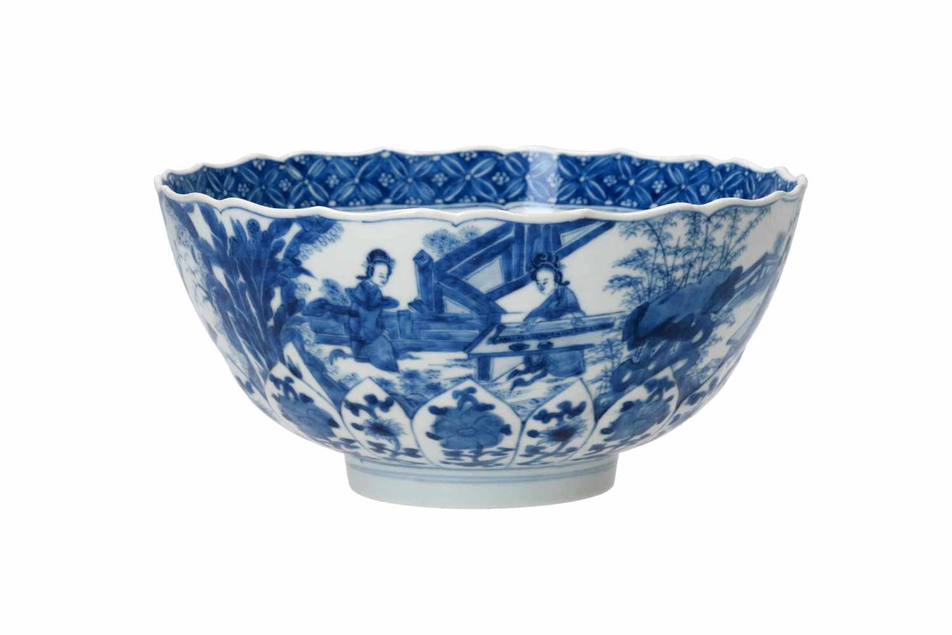 A blue and white porcelain bowl with scalloped rim, decorated with ladies in a garden and flowers. - Bild 2 aus 12