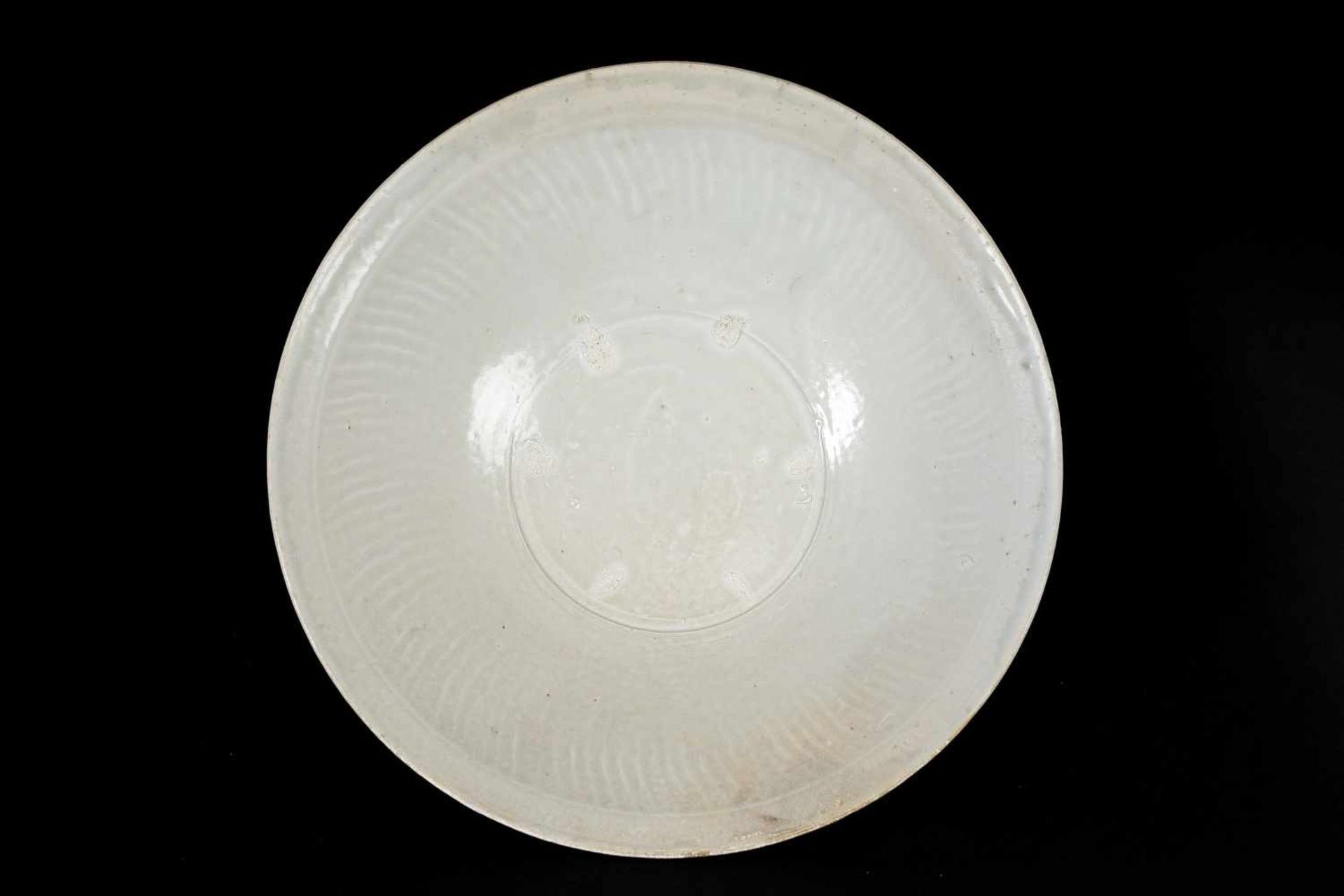 Lot of three porcelain deep dishes with oven marks in the center. China, Northern Song. - Bild 7 aus 11