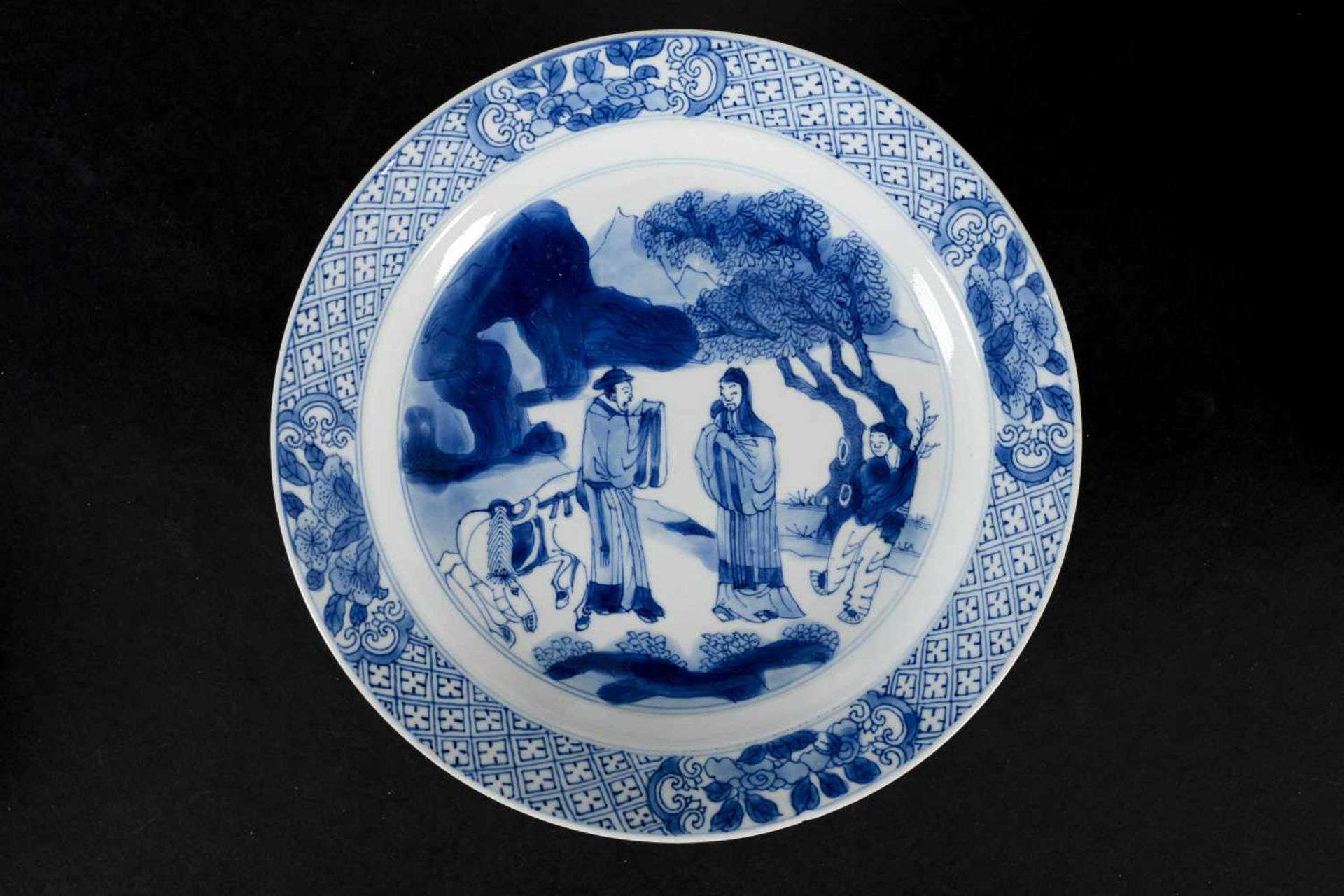 A set of three blue and white porcelain dishes, decorated with figures and a horse. Marked with 6- - Bild 5 aus 10