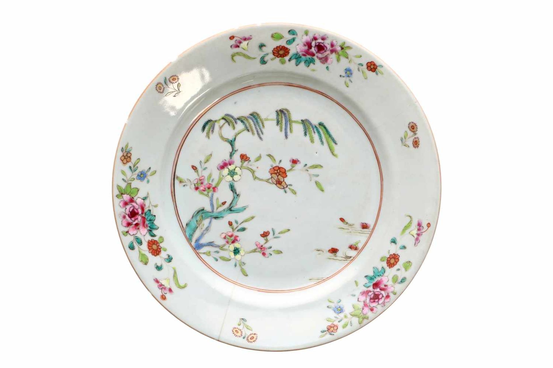 A set of five famille rose porcelain dishes, decorated with flower branches. Unmarked. China, - Bild 7 aus 8